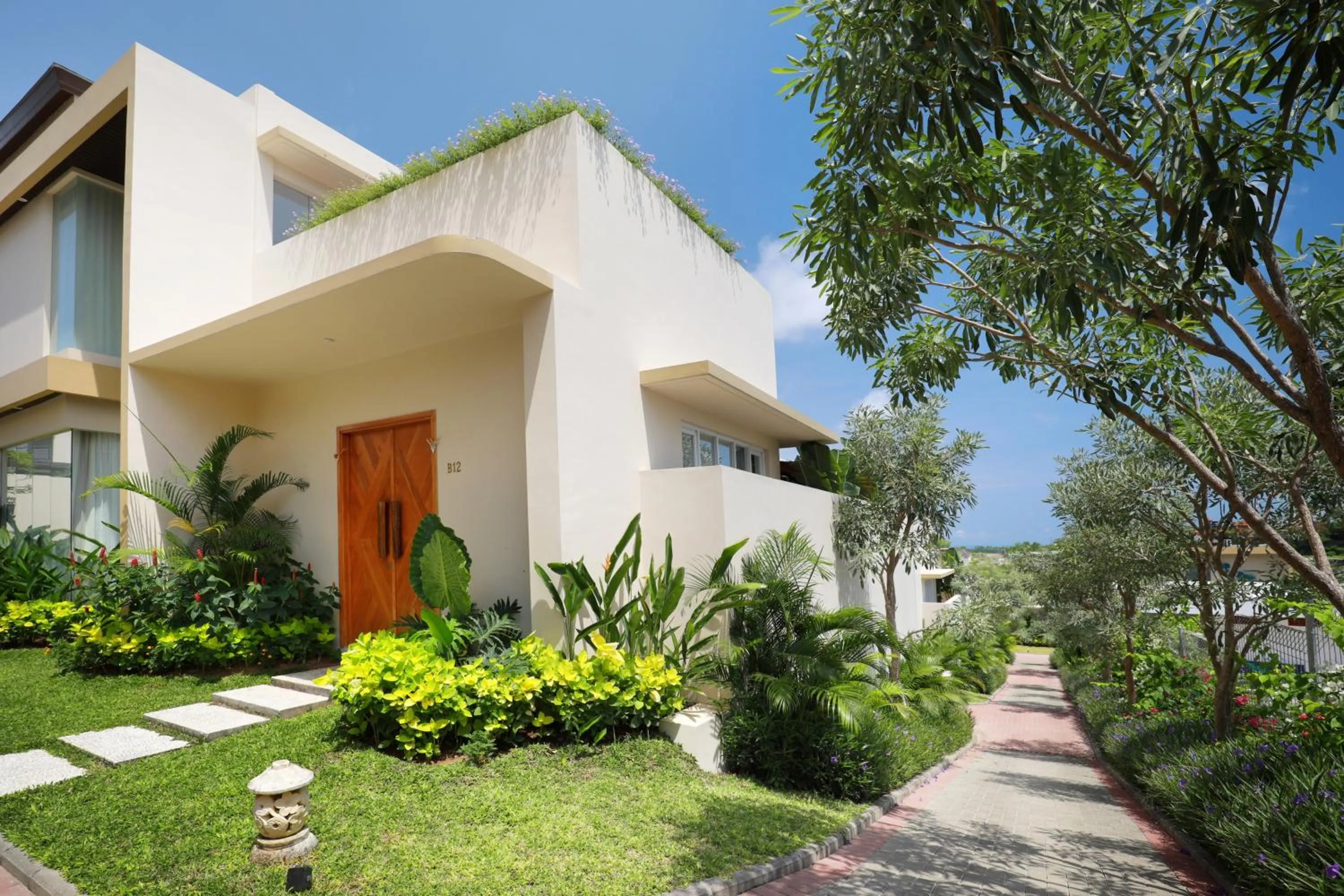 Garden view in The Miracle Villa Nusa Dua