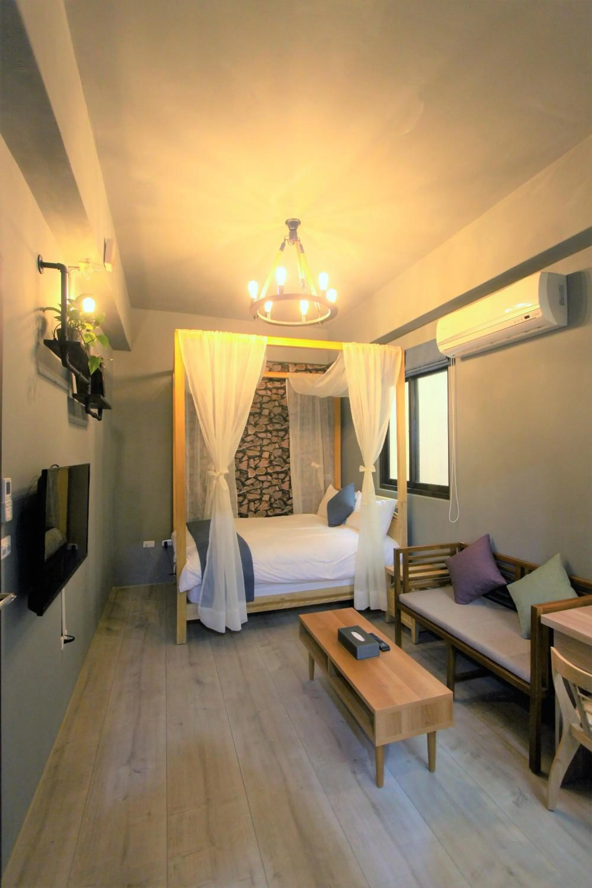 Photo of the whole room, Bed in East Coast