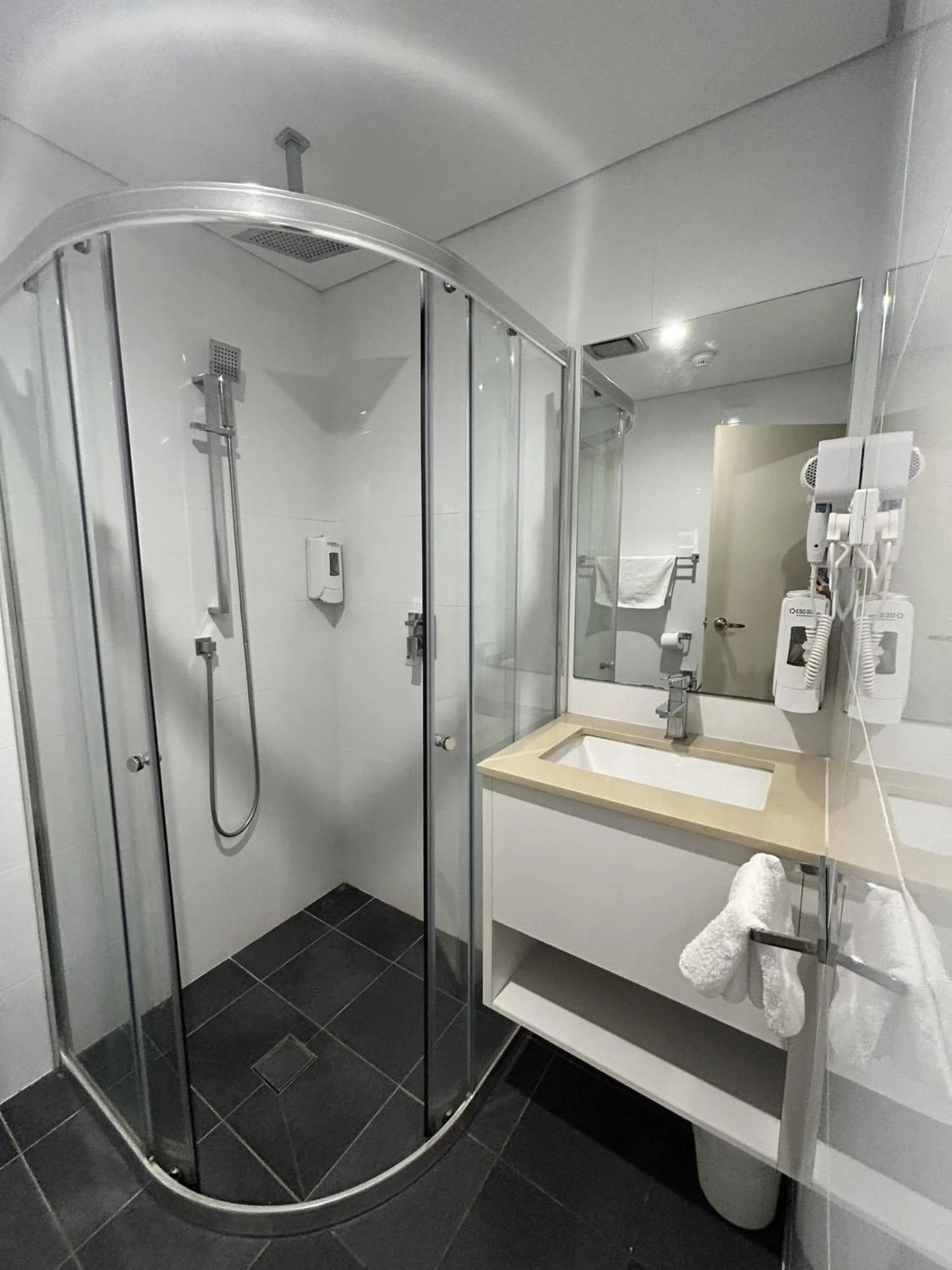 Bathroom in Marco Polo Motor Inn Sydney Hotel