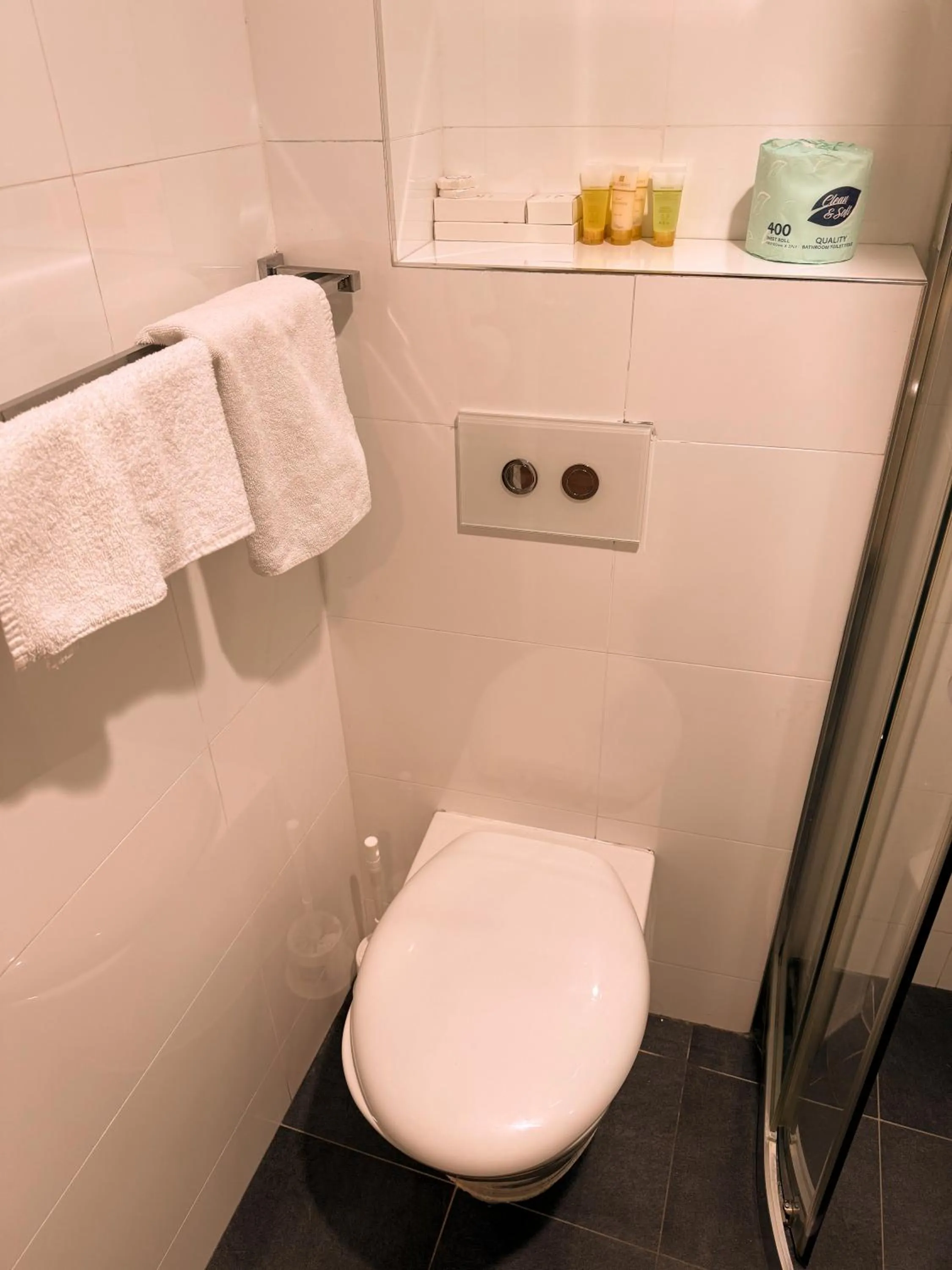 Bathroom in Marco Polo Motor Inn Sydney Hotel