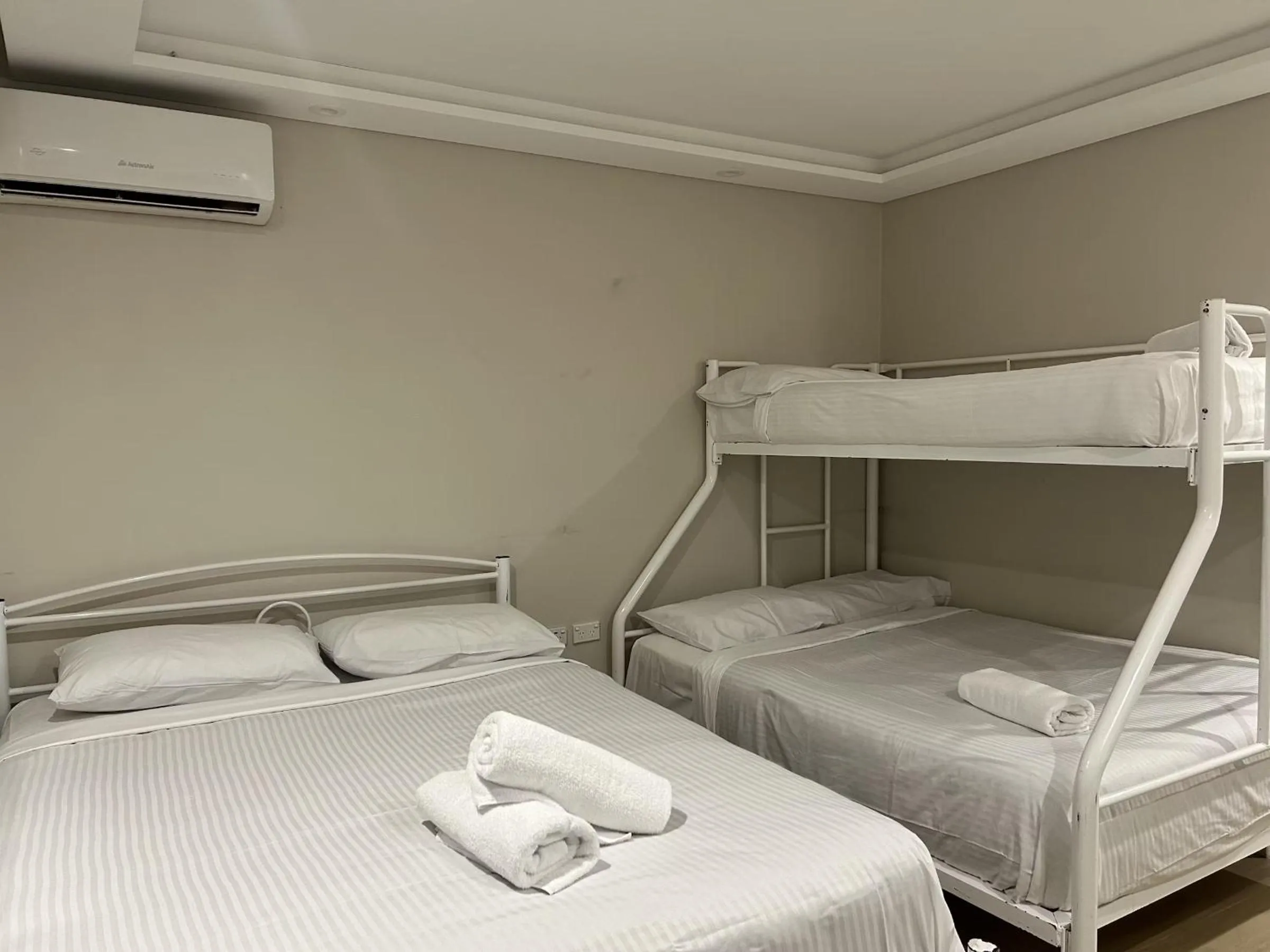 Bed in Marco Polo Motor Inn Sydney Hotel