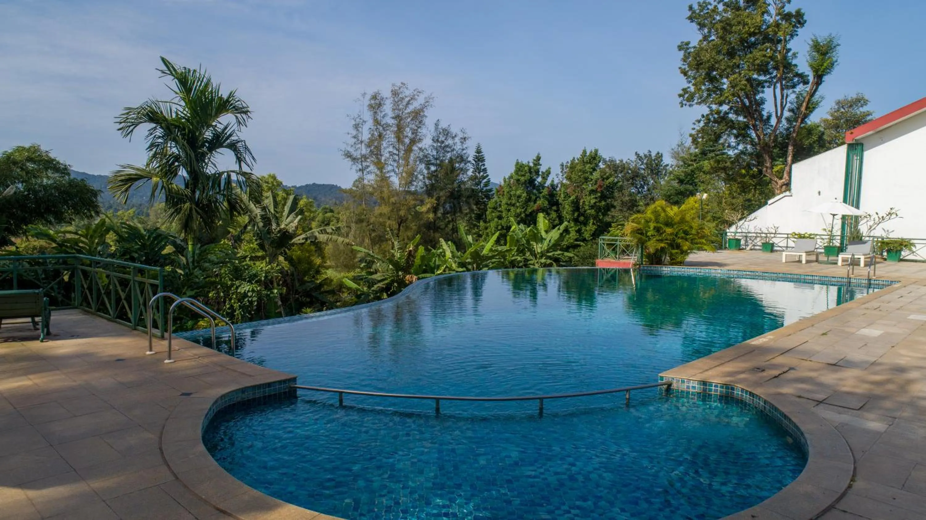 Swimming pool in Amritara Ambatty Greens Resort
