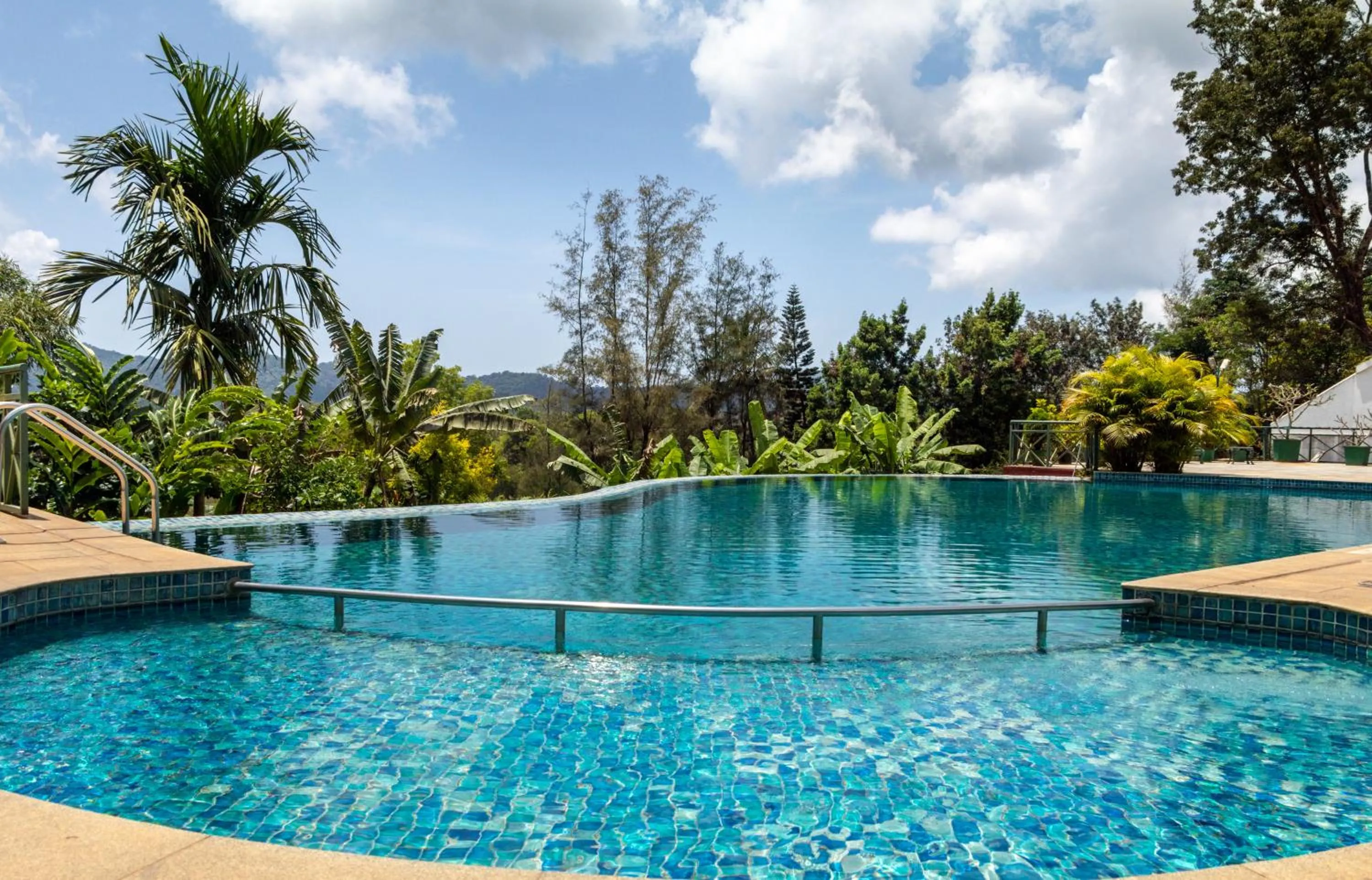 Swimming pool in Amritara Ambatty Greens Resort