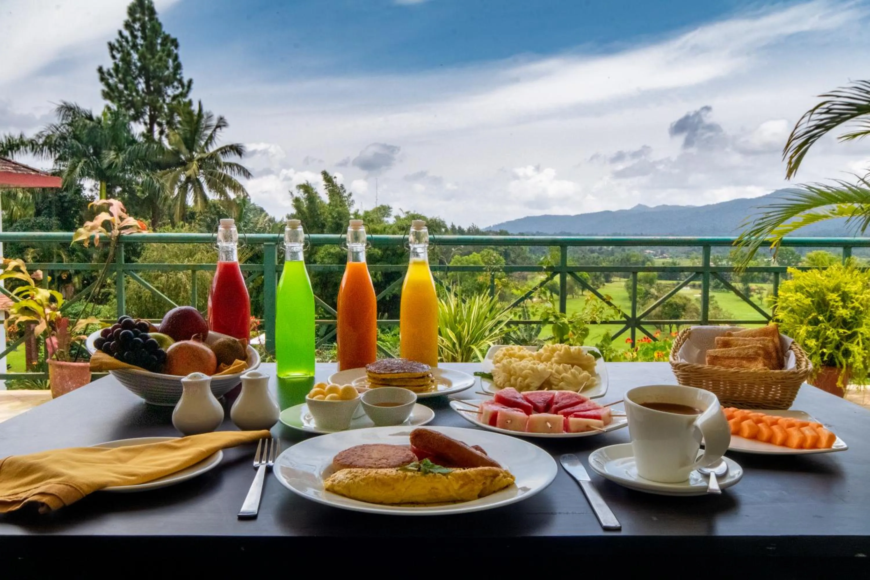 Food and drinks in Amritara Ambatty Greens Resort