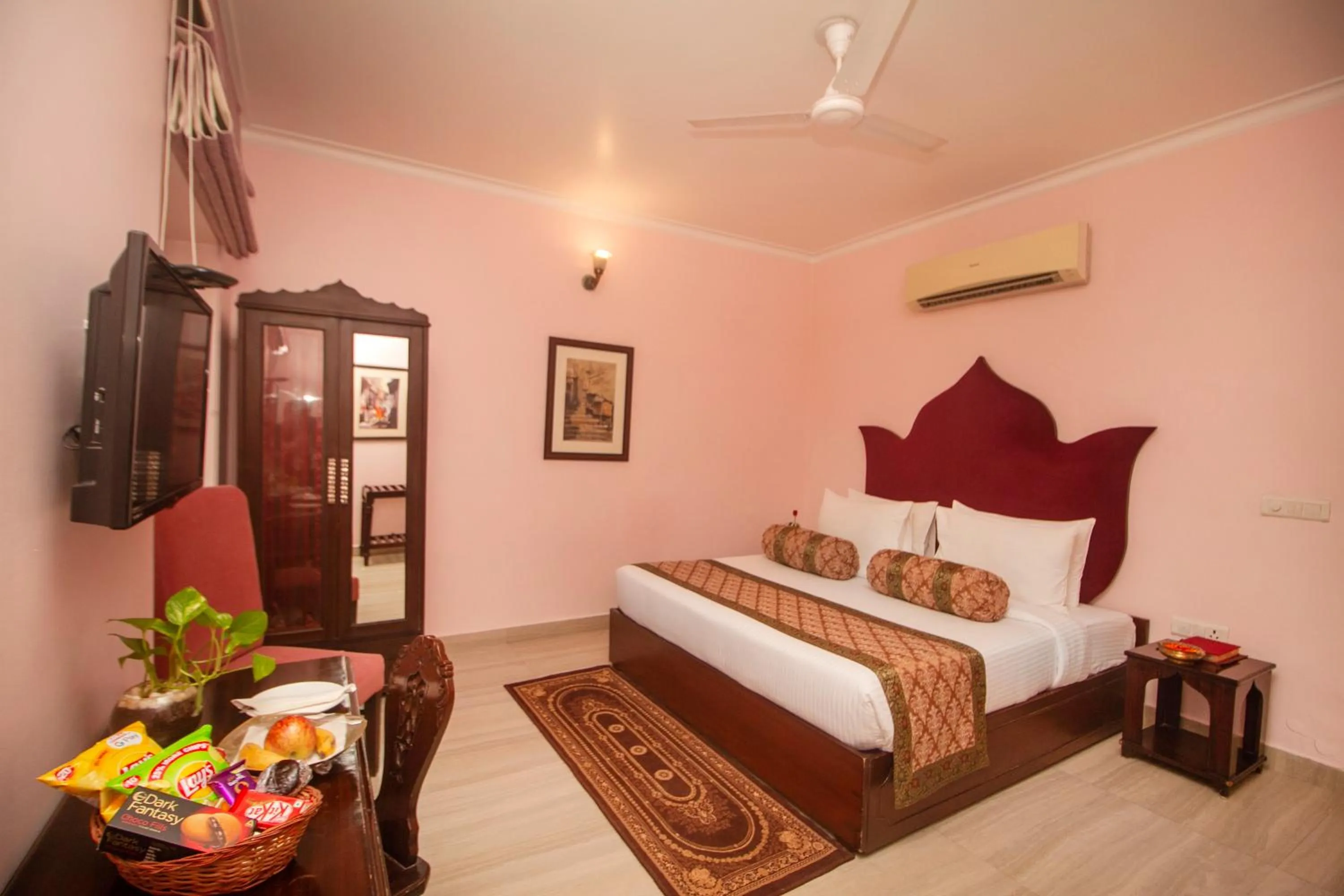 Photo of the whole room, Bed in Amritara Suryauday Haveli