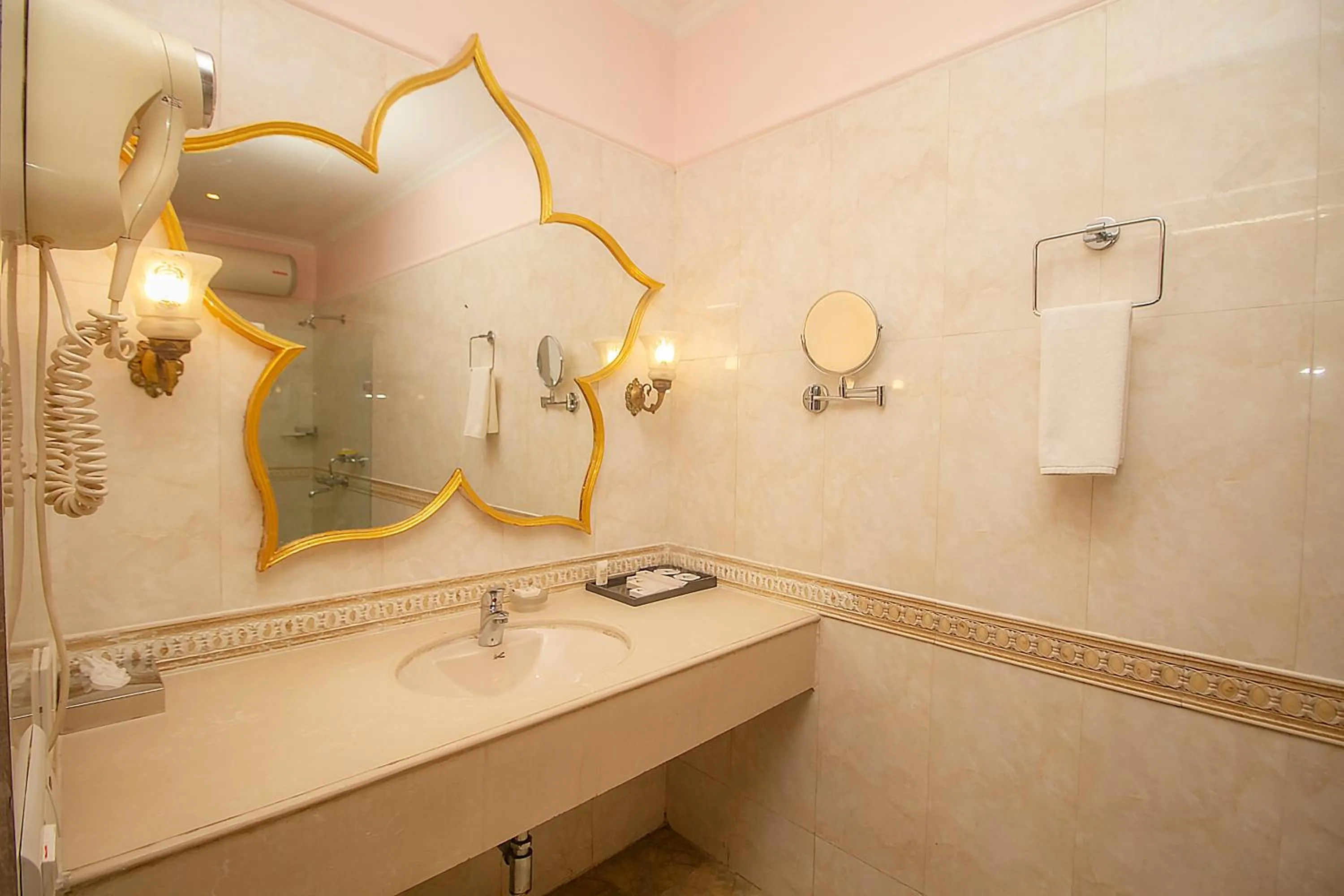 Bathroom in Amritara Suryauday Haveli