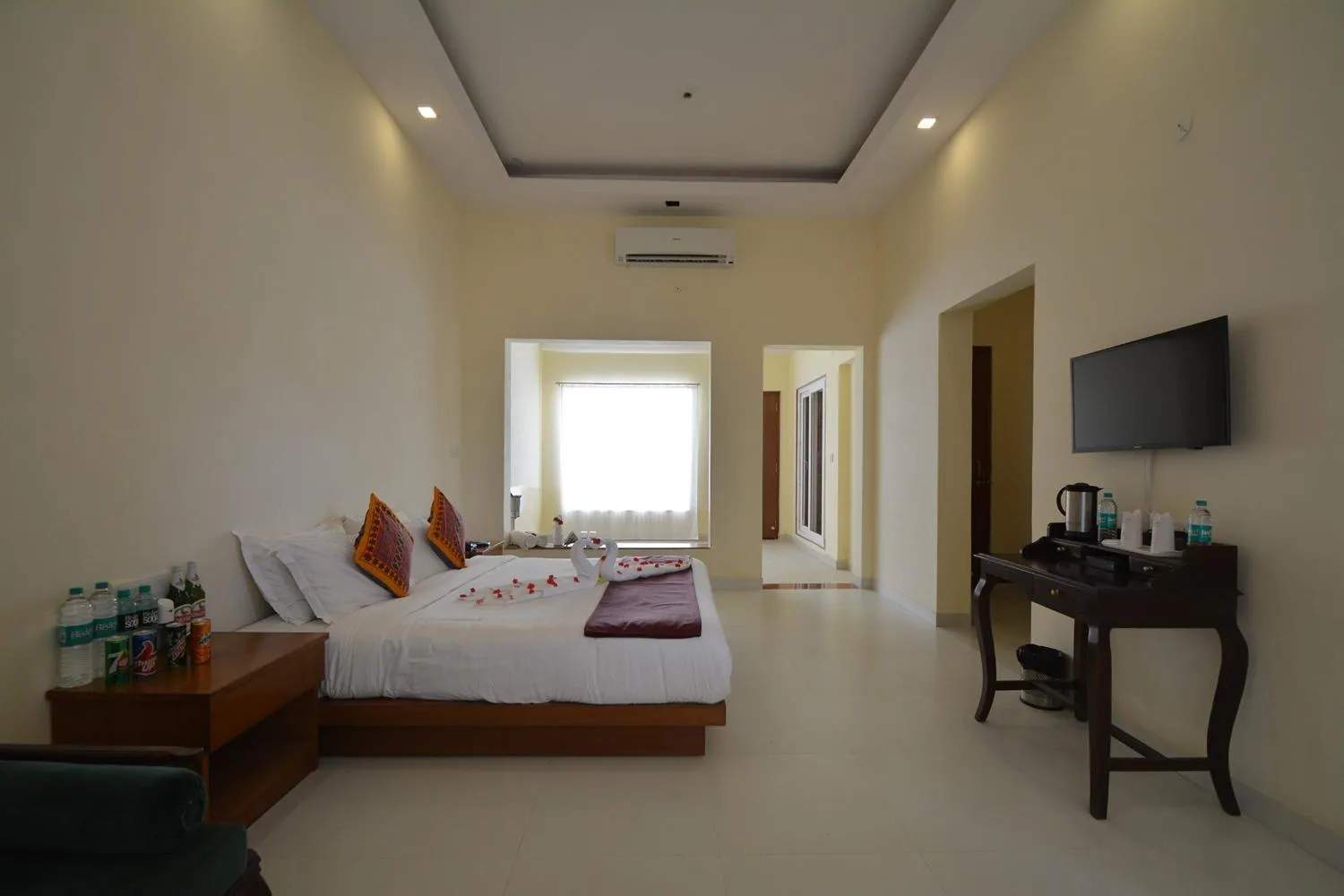 Photo of the whole room, Bed in Aaram Baagh Pushkar by Pachar Group