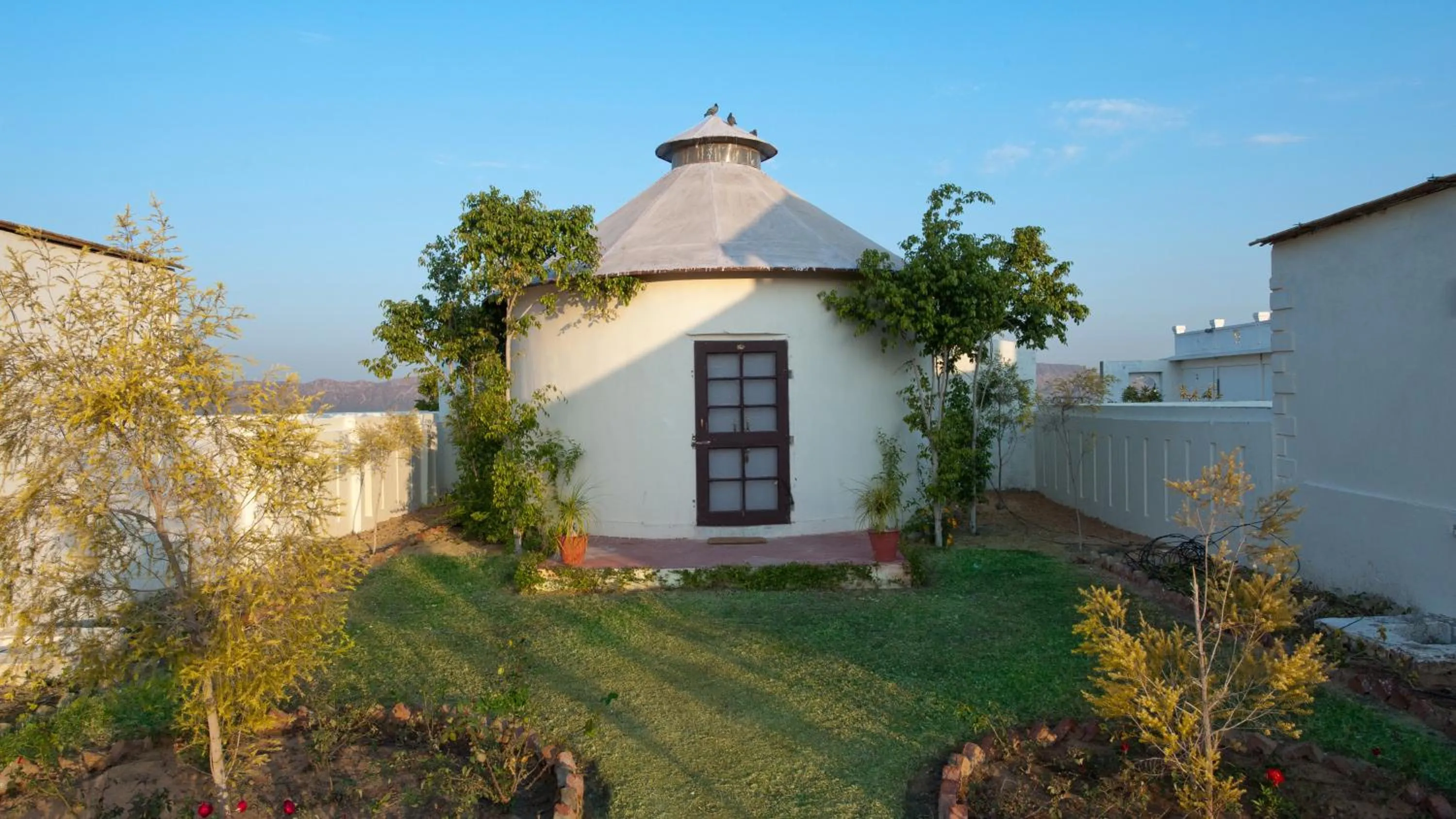 Balcony/Terrace in Aaram Baagh Pushkar by Pachar Group