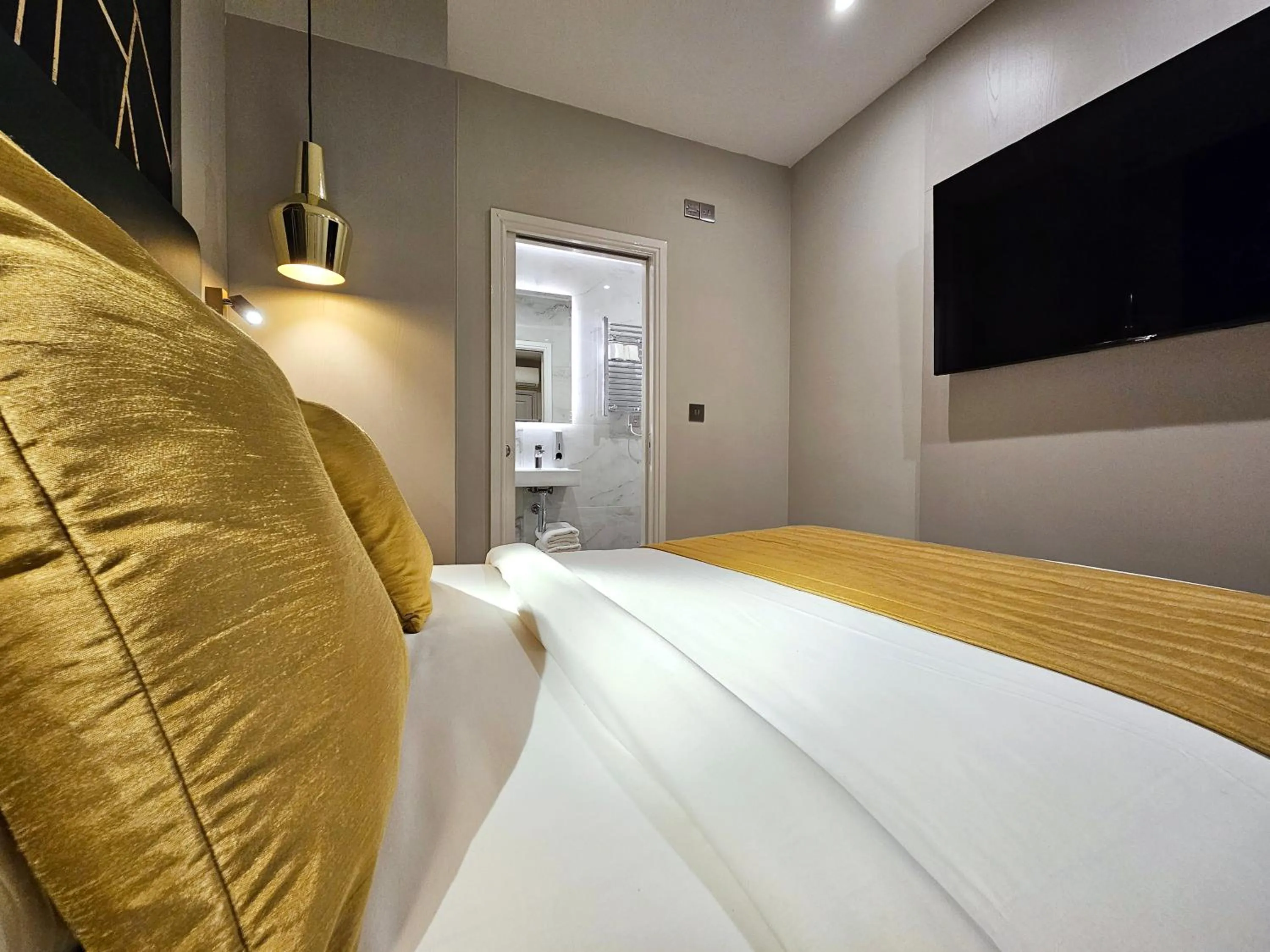 Bathroom, Bed in NOX Hyde Park