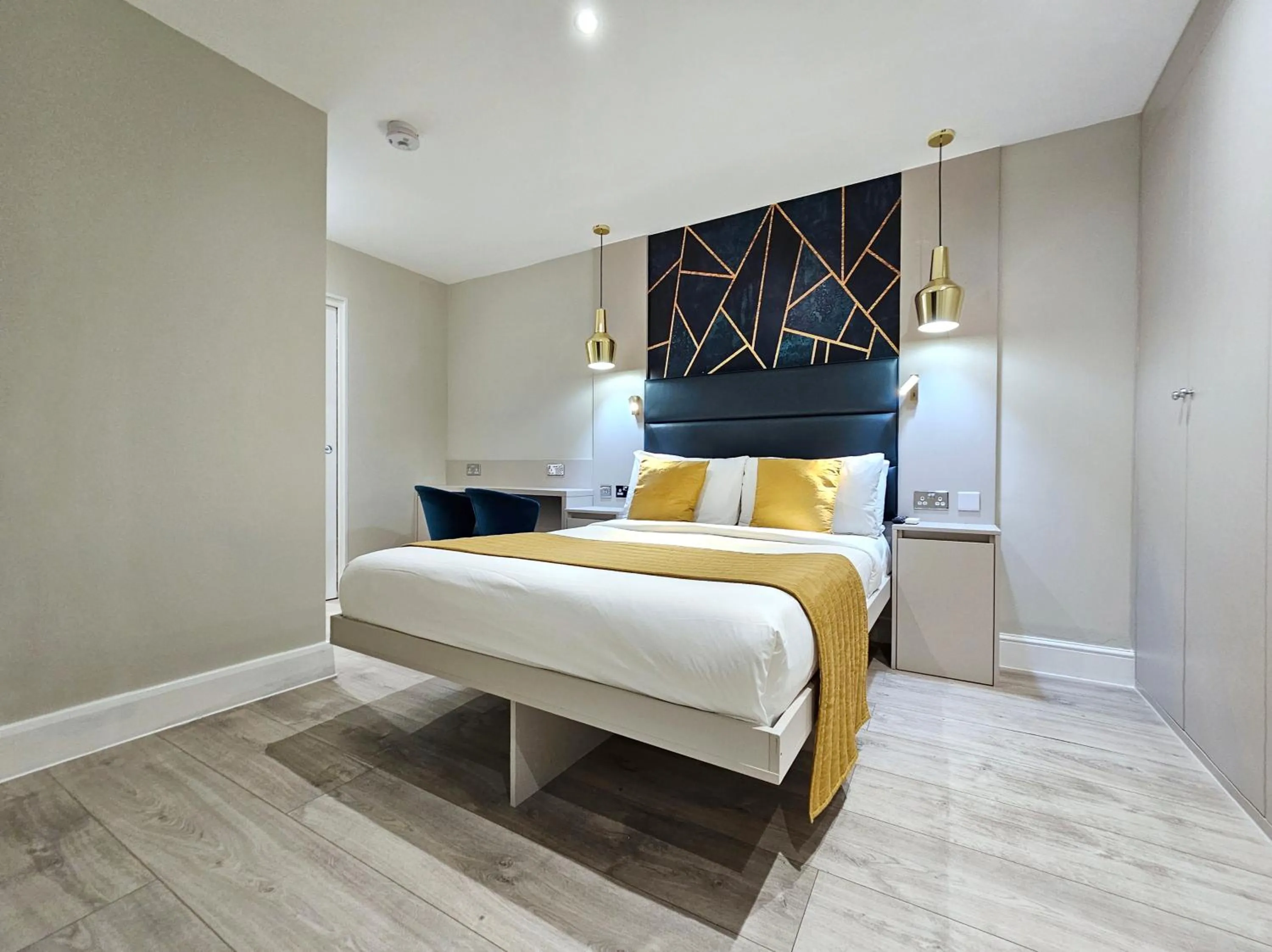 Photo of the whole room, Bed in NOX Hyde Park