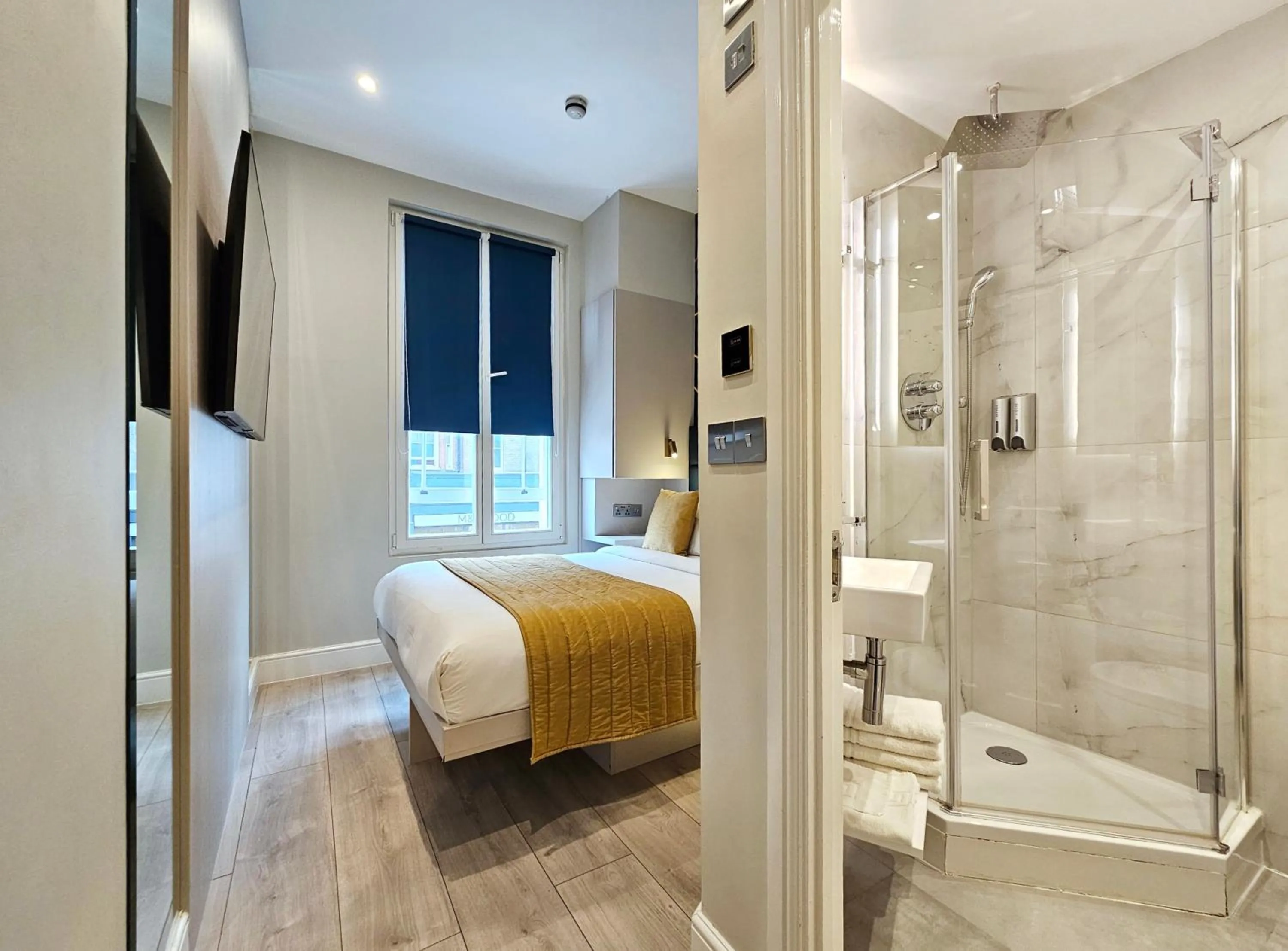 Bathroom, Bed in NOX Hyde Park