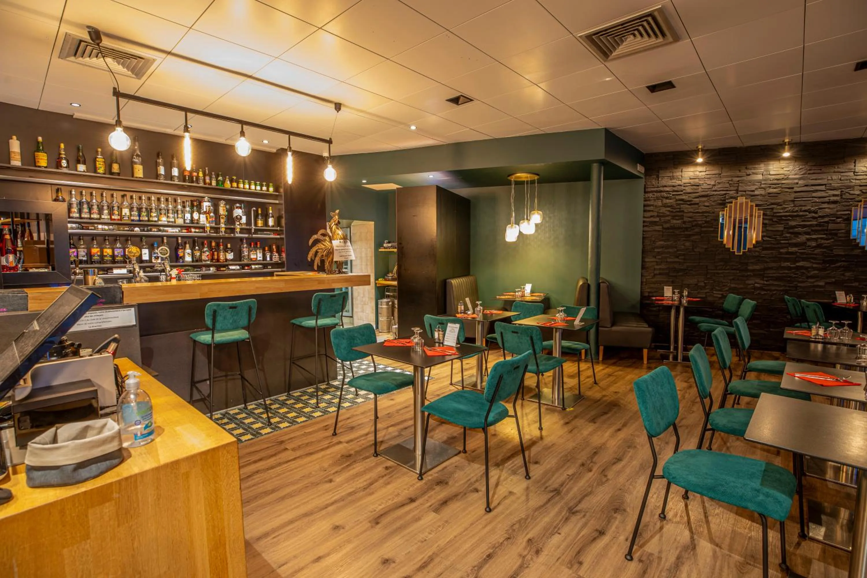 Restaurant/places to eat in Logis Hotel des Bourbons Montluçon Climatisé