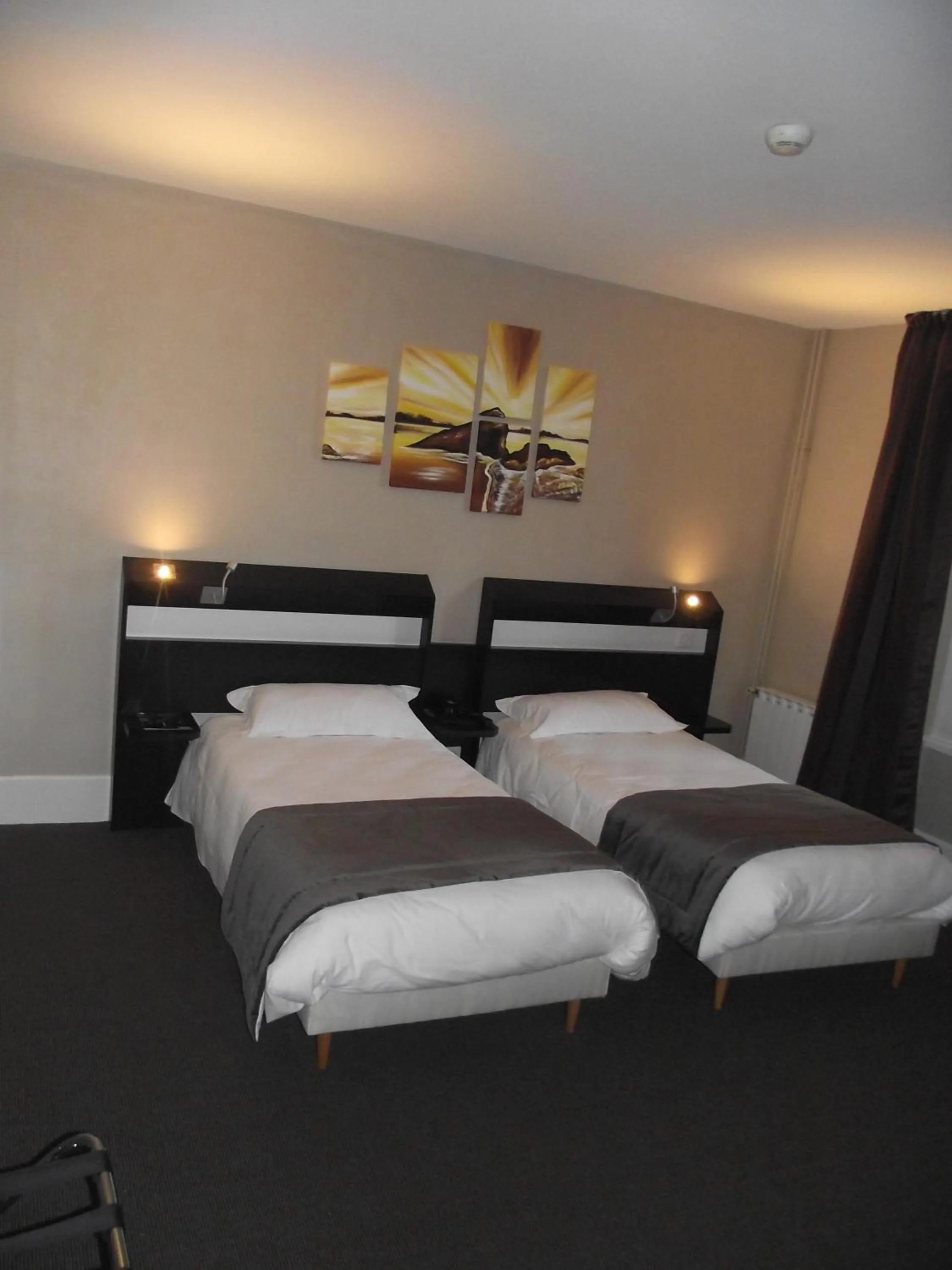 Bed in Logis Hotel des Bourbons Montluçon Climatisé