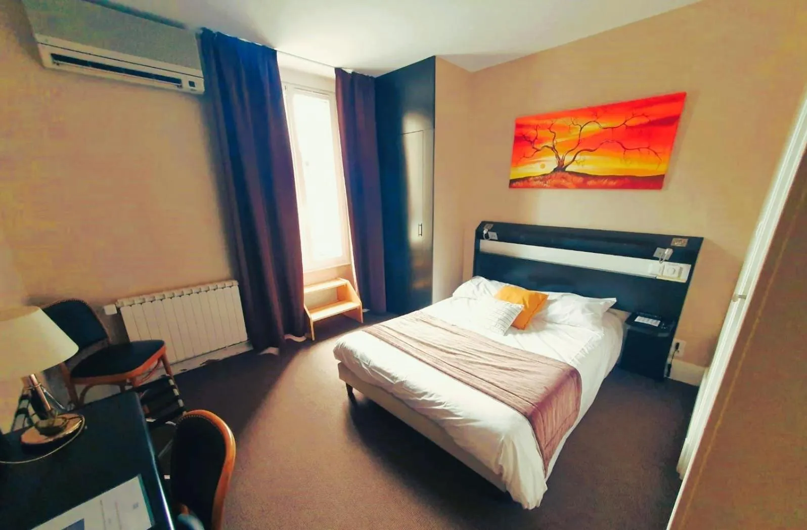 Shower, Bed in Logis Hotel des Bourbons Montluçon Climatisé