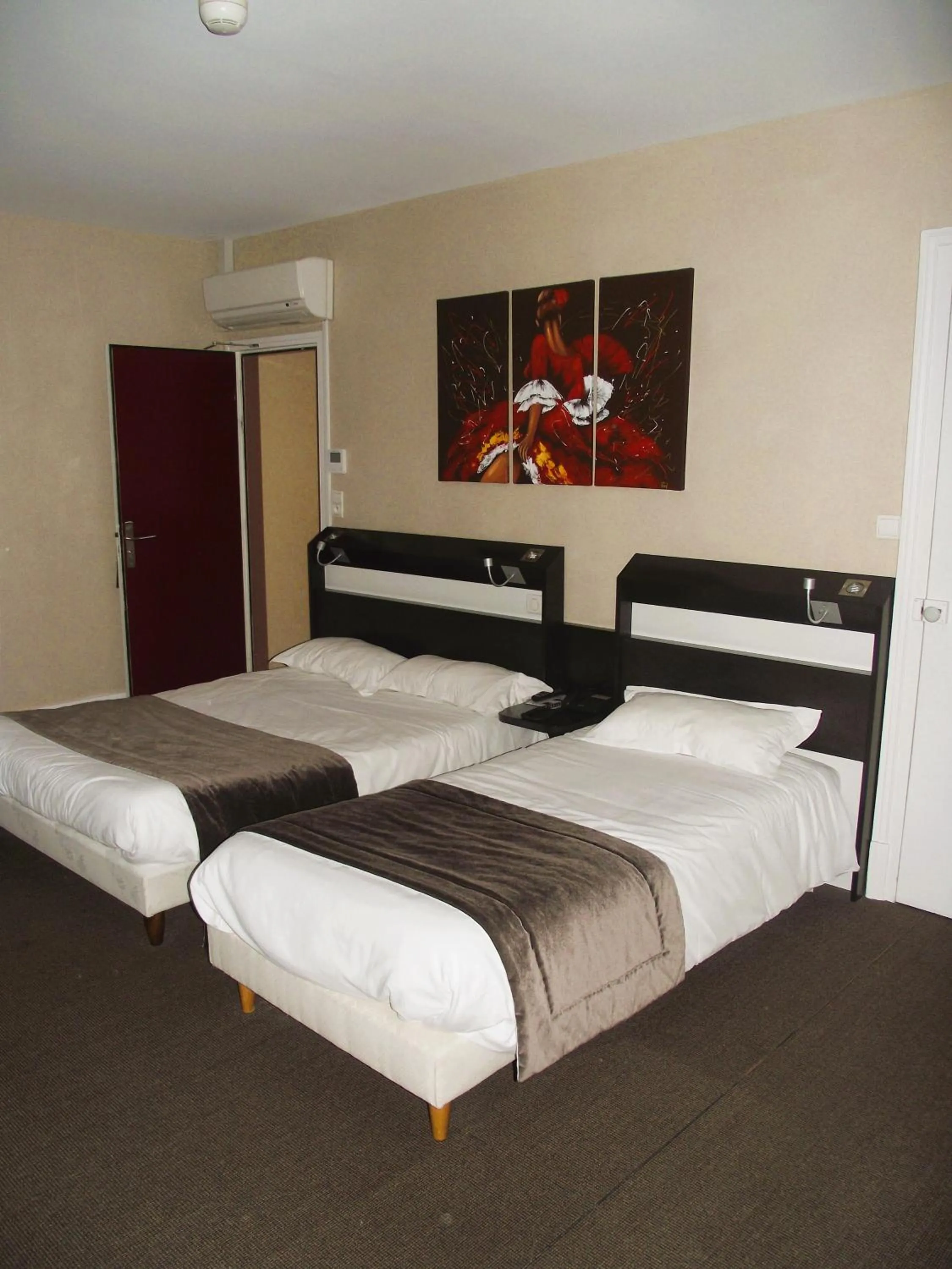 Bed in Logis Hotel des Bourbons Montluçon Climatisé