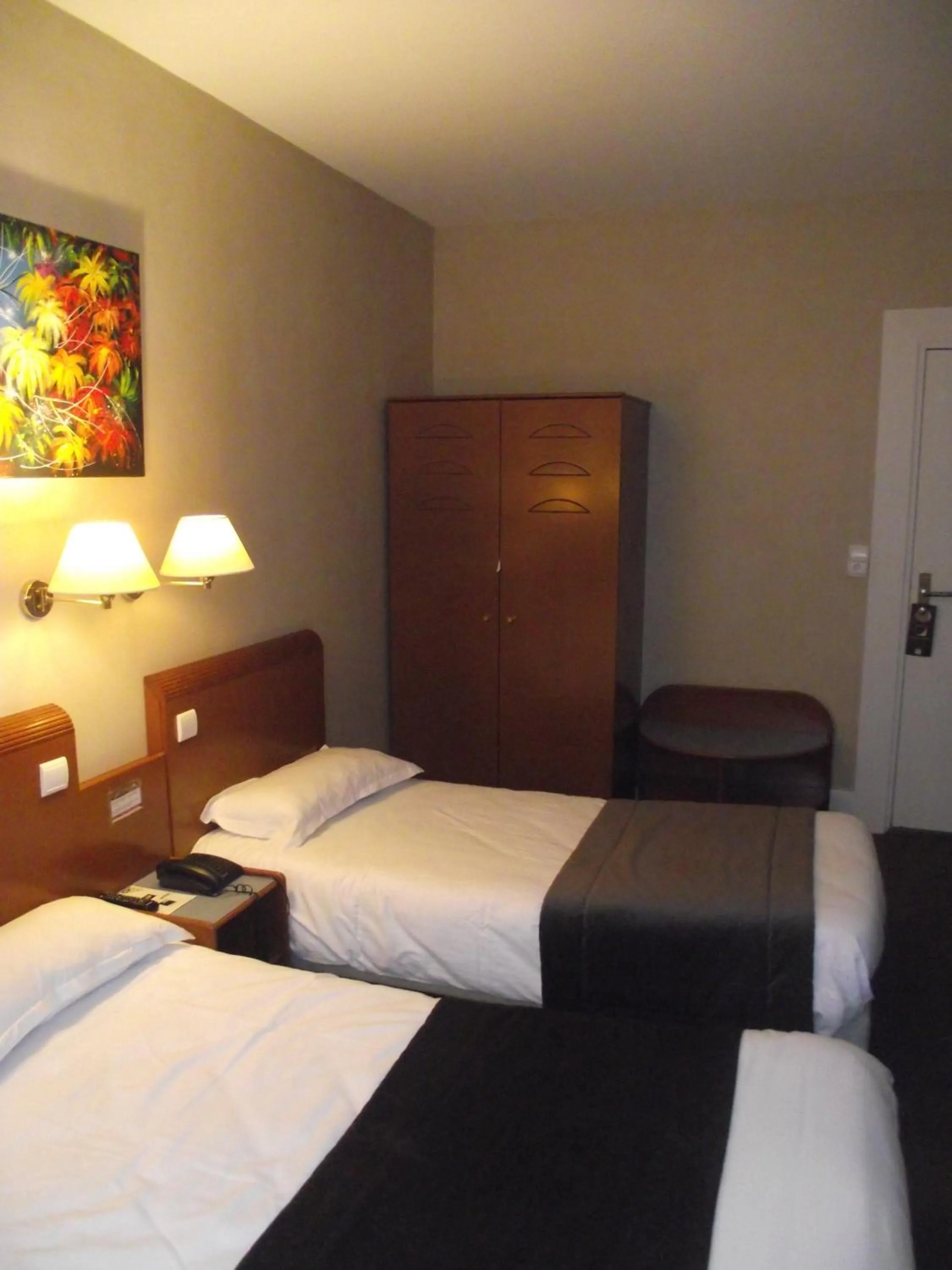 Bed in Logis Hotel des Bourbons Montluçon Climatisé