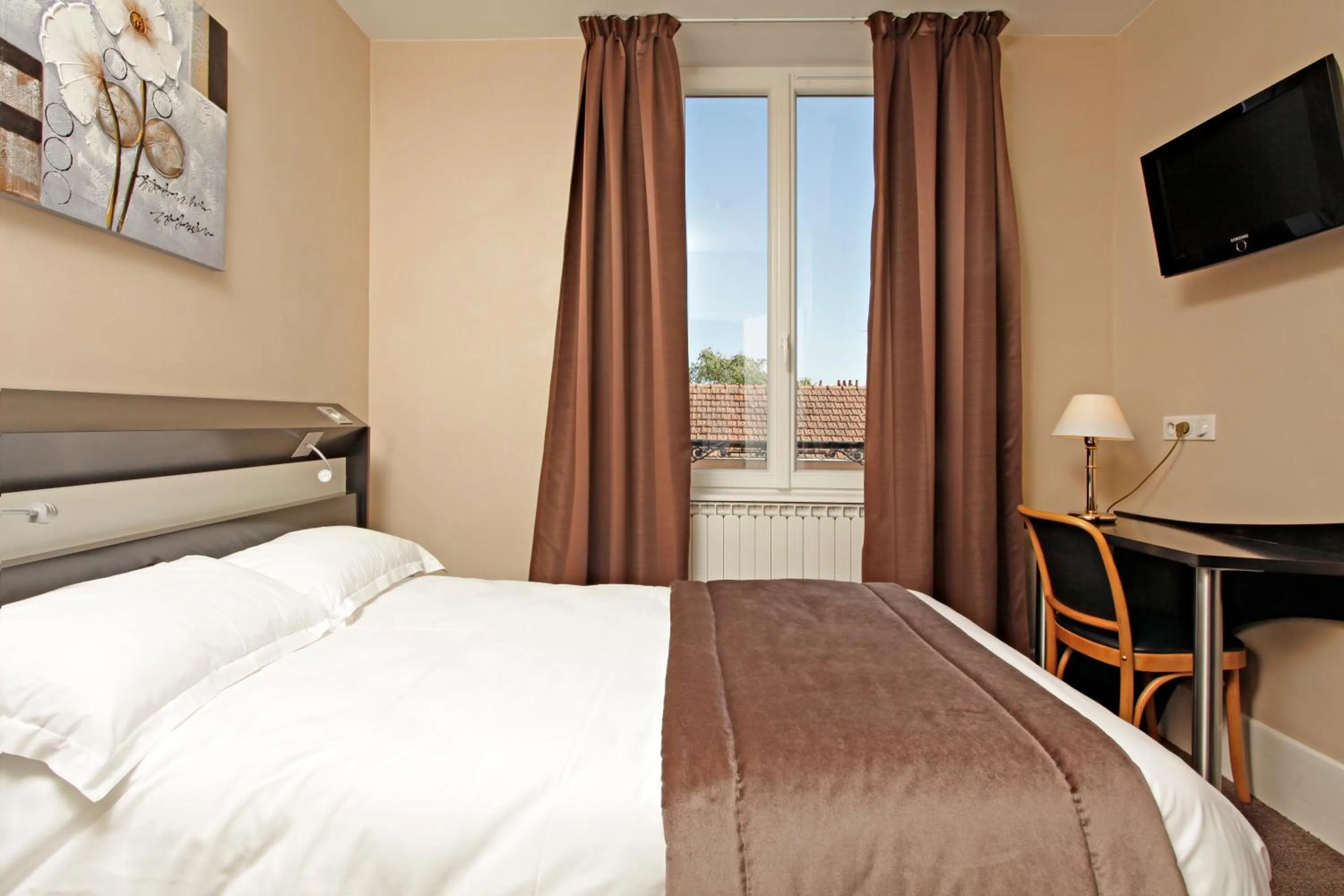 Photo of the whole room, Bed in Logis Hotel des Bourbons Montluçon Climatisé