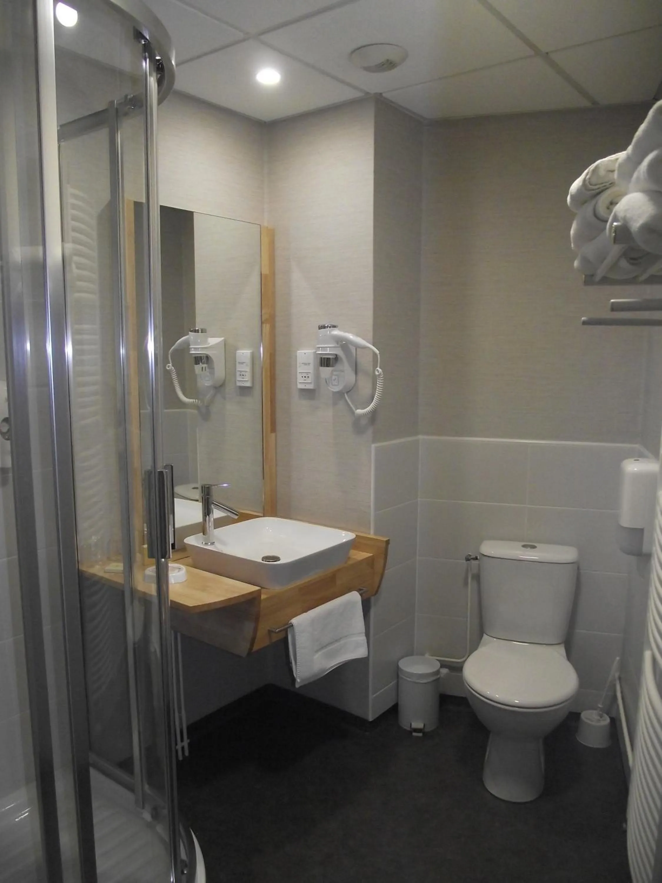 Shower in Logis Hotel des Bourbons Montluçon Climatisé