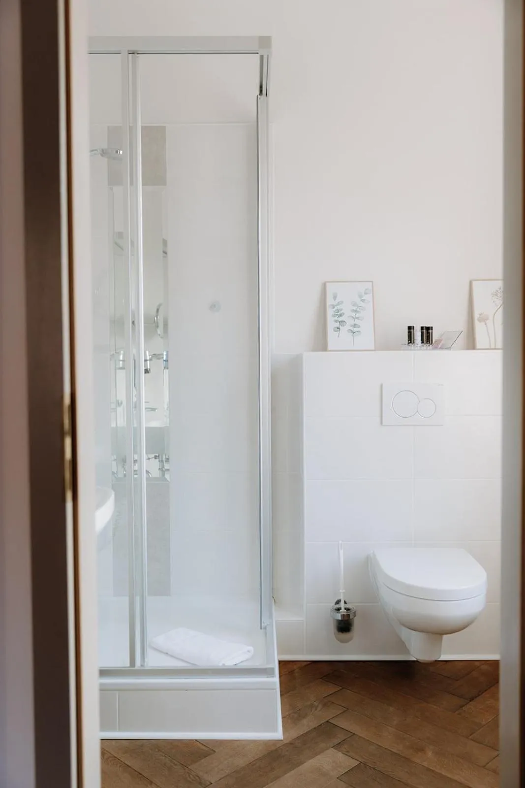 Shower in Hotel zur Treene