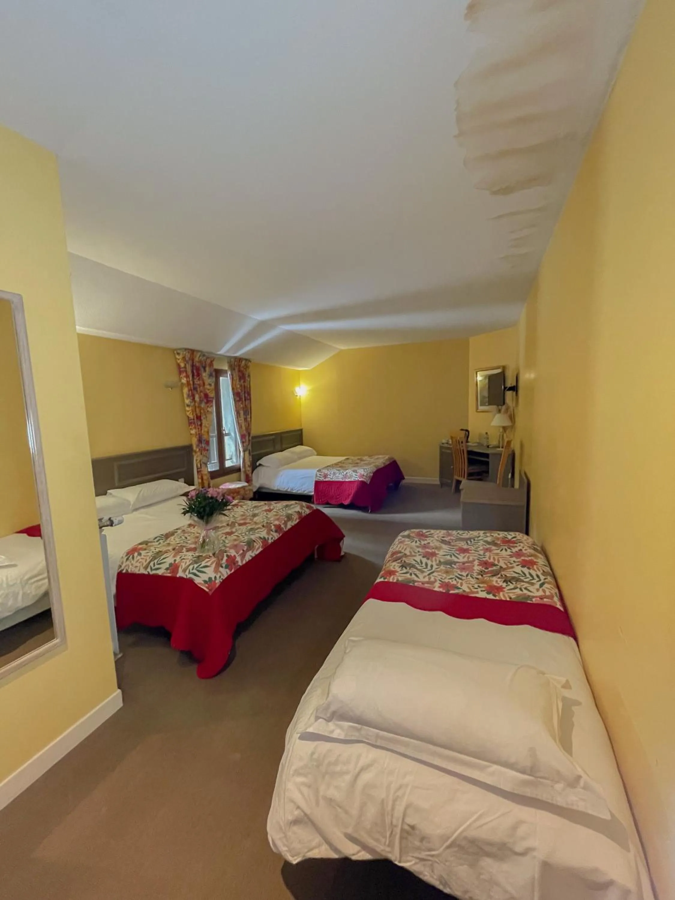 Bed in Maison Legate "Hôtel Le Baudiere & Spa"