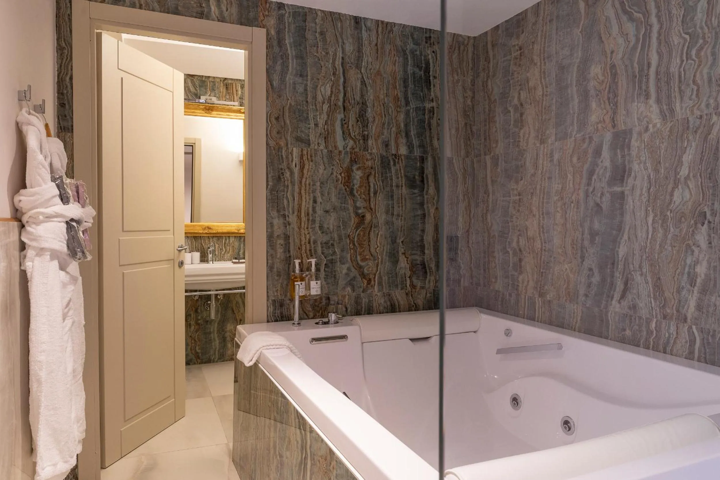 Hot Tub in Palazzo Dei Mercanti - Dimora & Spa