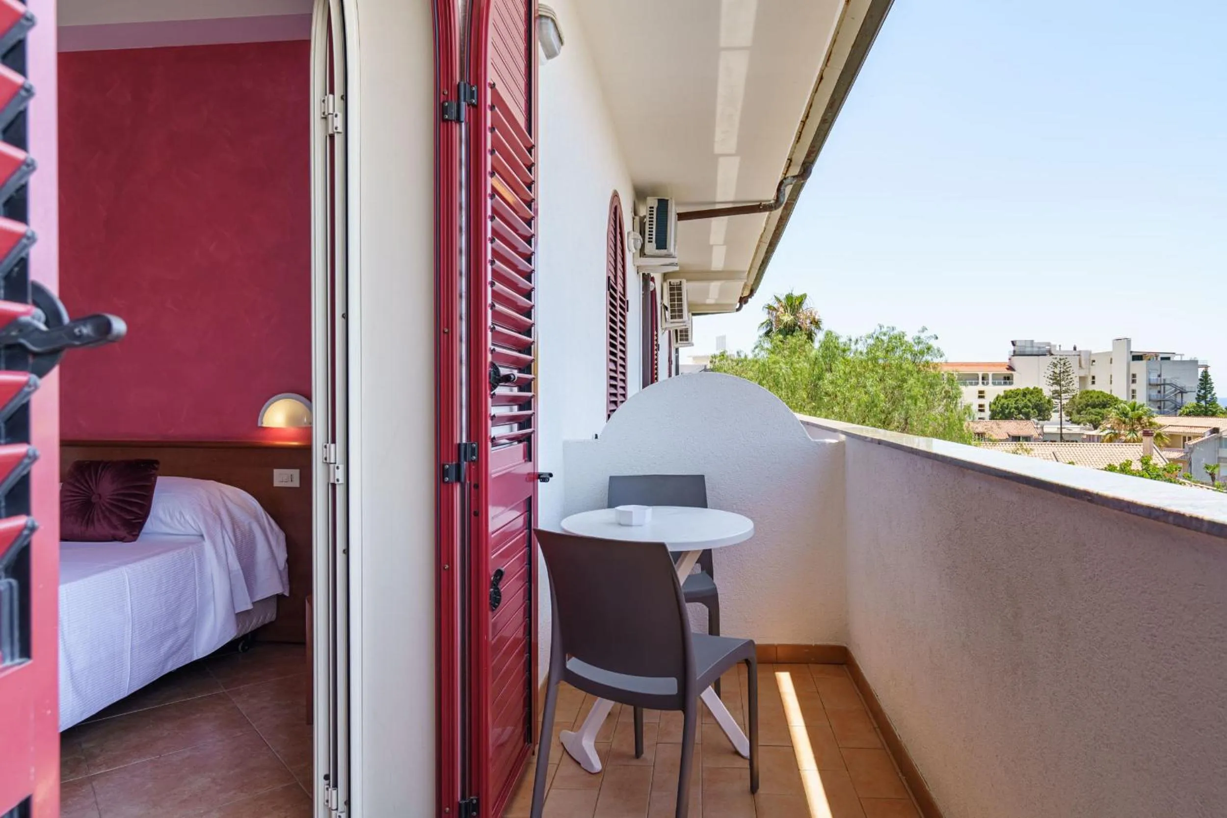 Balcony/Terrace, Bed in Hotel Alexander