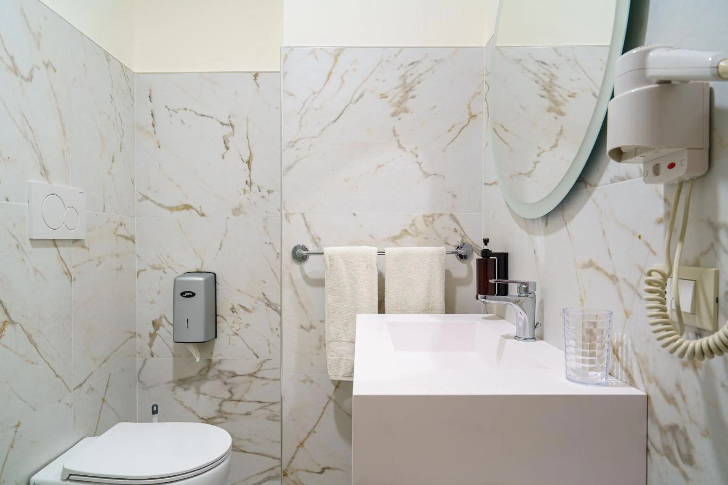 Bathroom in Hotel Alexander