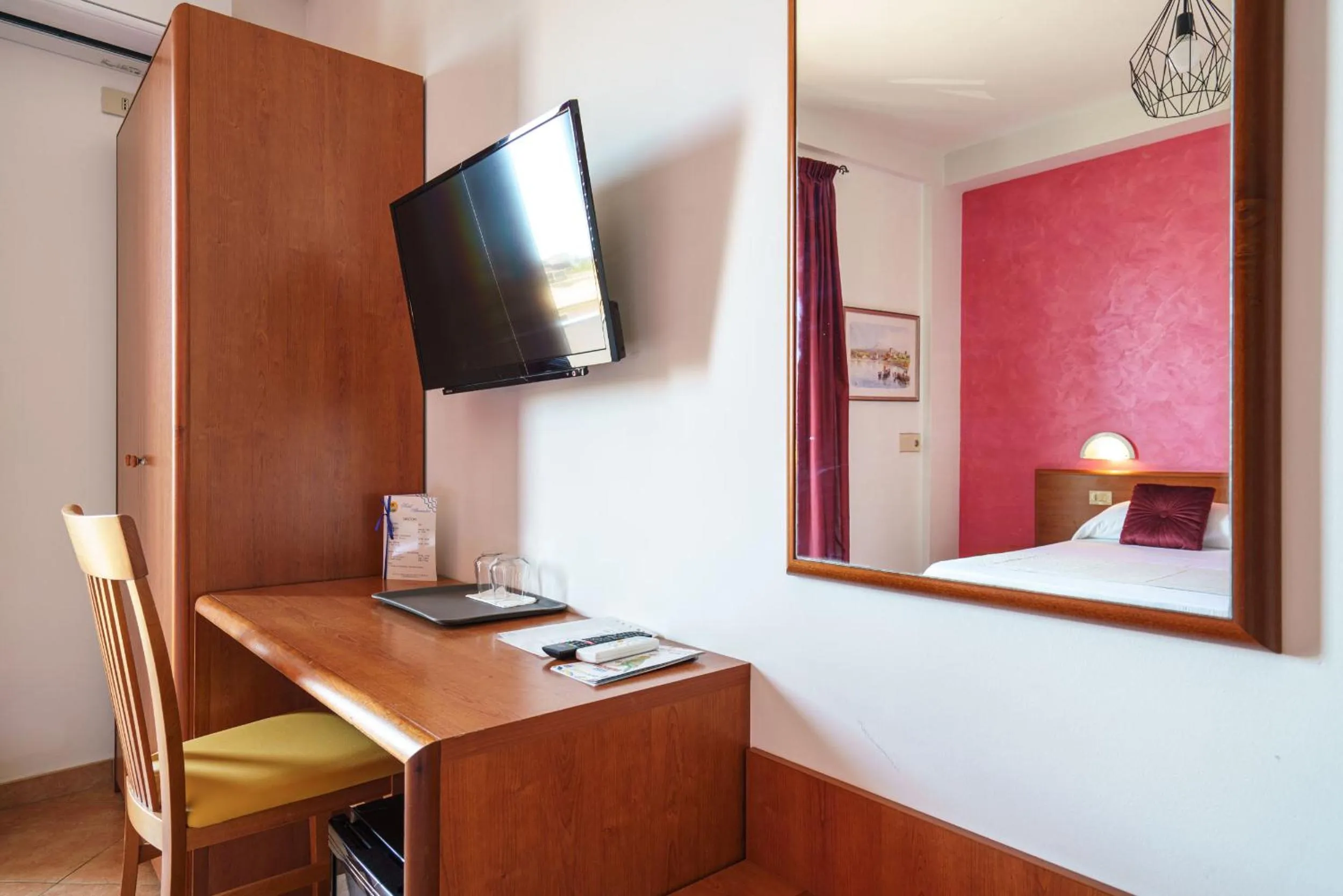 Photo of the whole room, Bed in Hotel Alexander