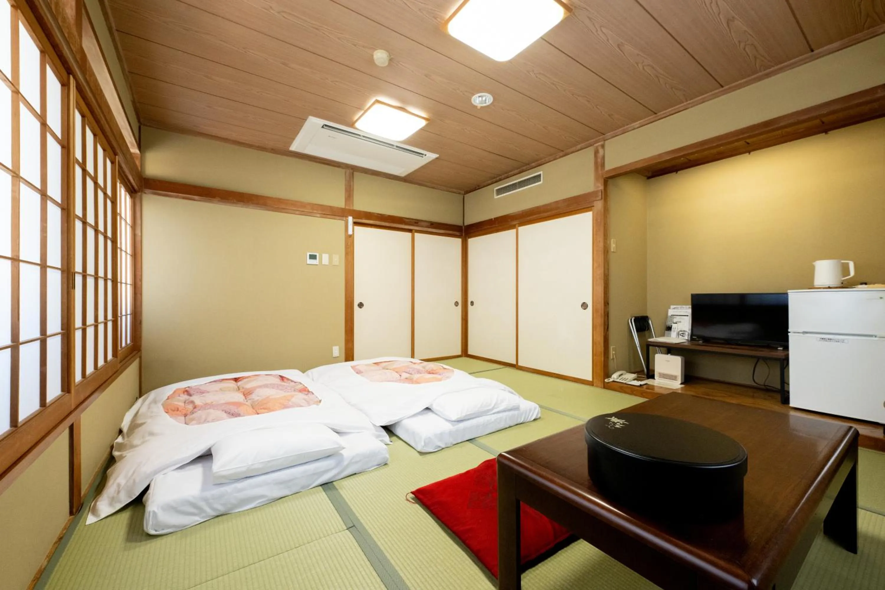Photo of the whole room, Bed in Hotel Matsumoto Yorozuya