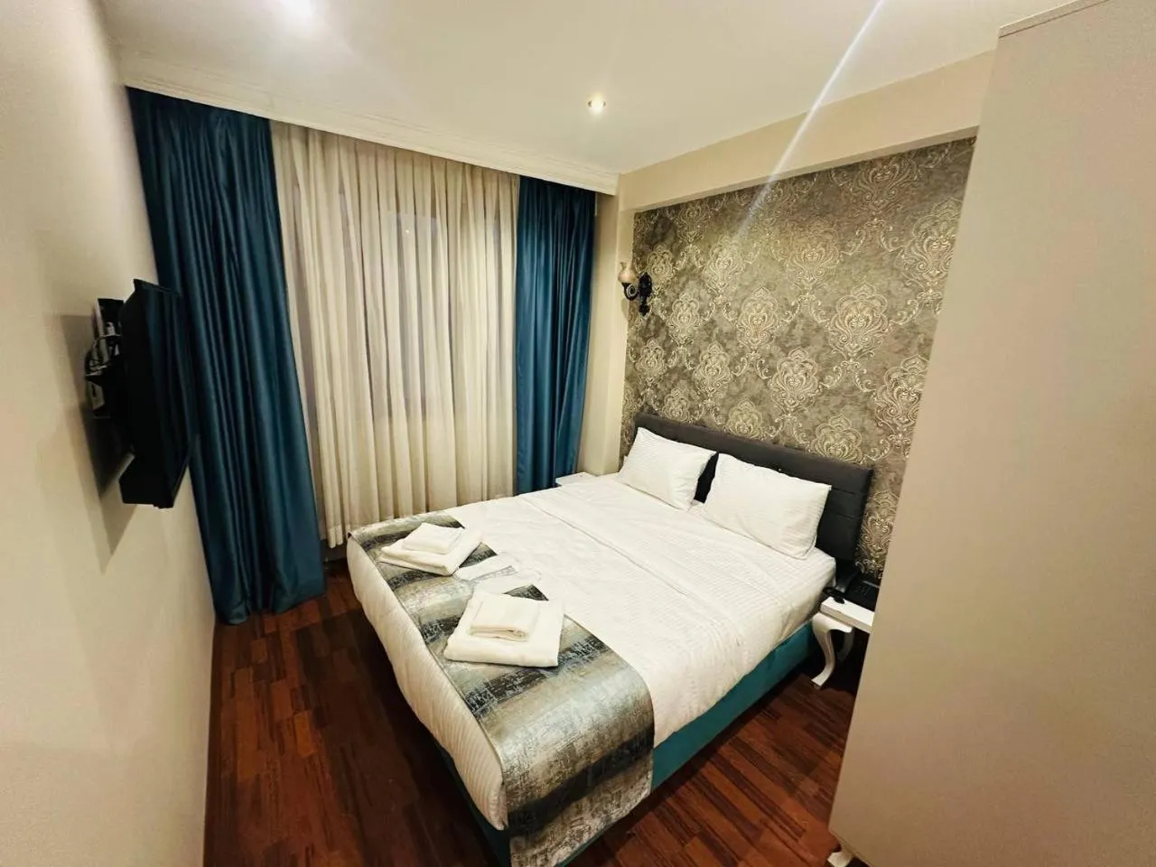 Bedroom, Bed in By Historial Hotel Due