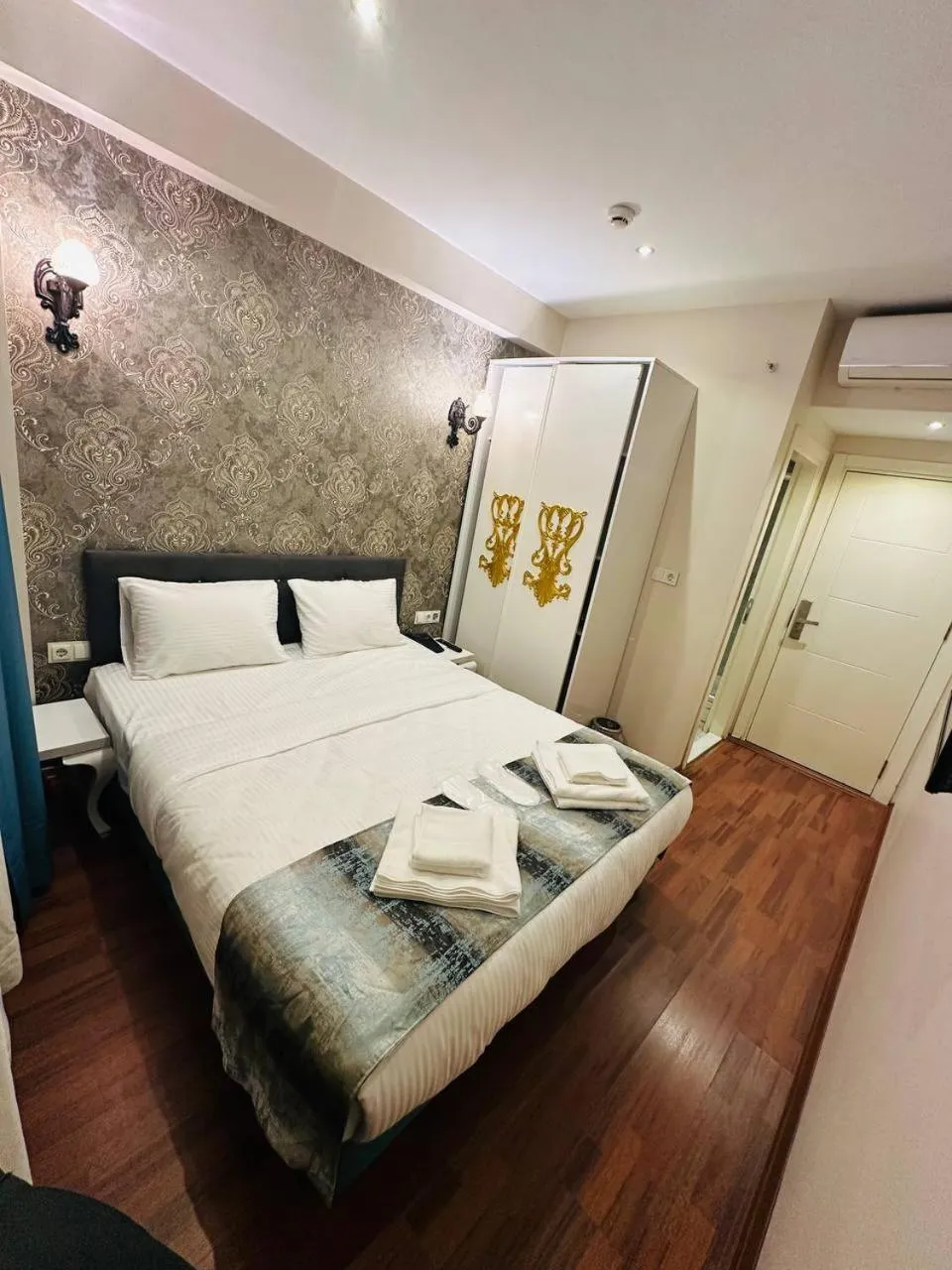 Bedroom, Bed in By Historial Hotel Due