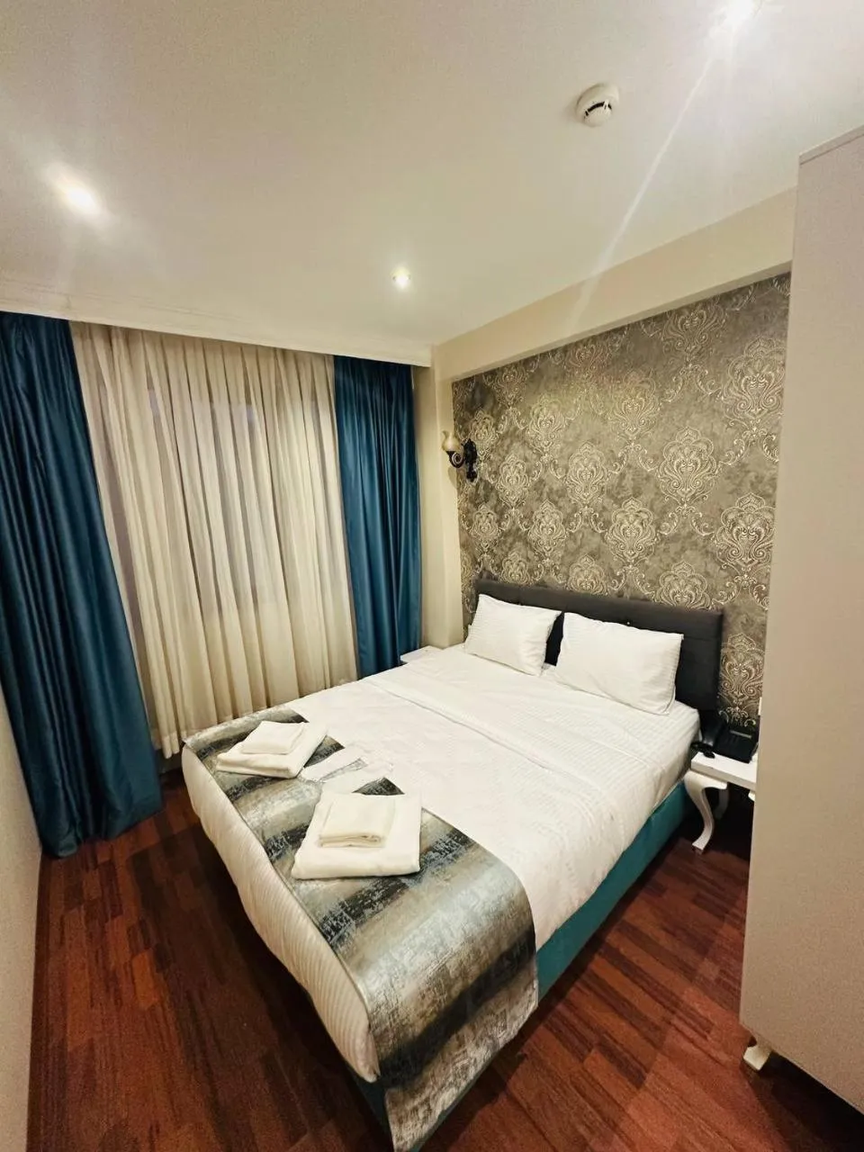 Bedroom, Bed in By Historial Hotel Due