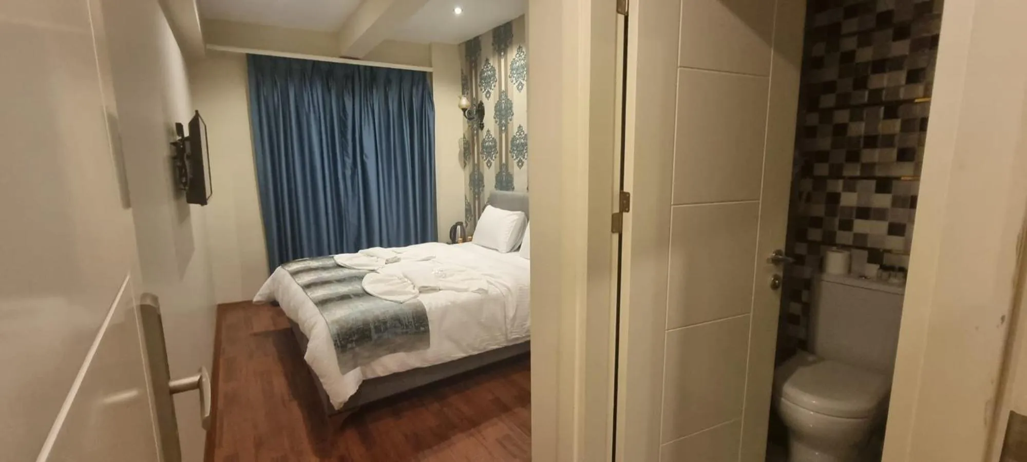 Toilet, Bed in By Historial Hotel Due