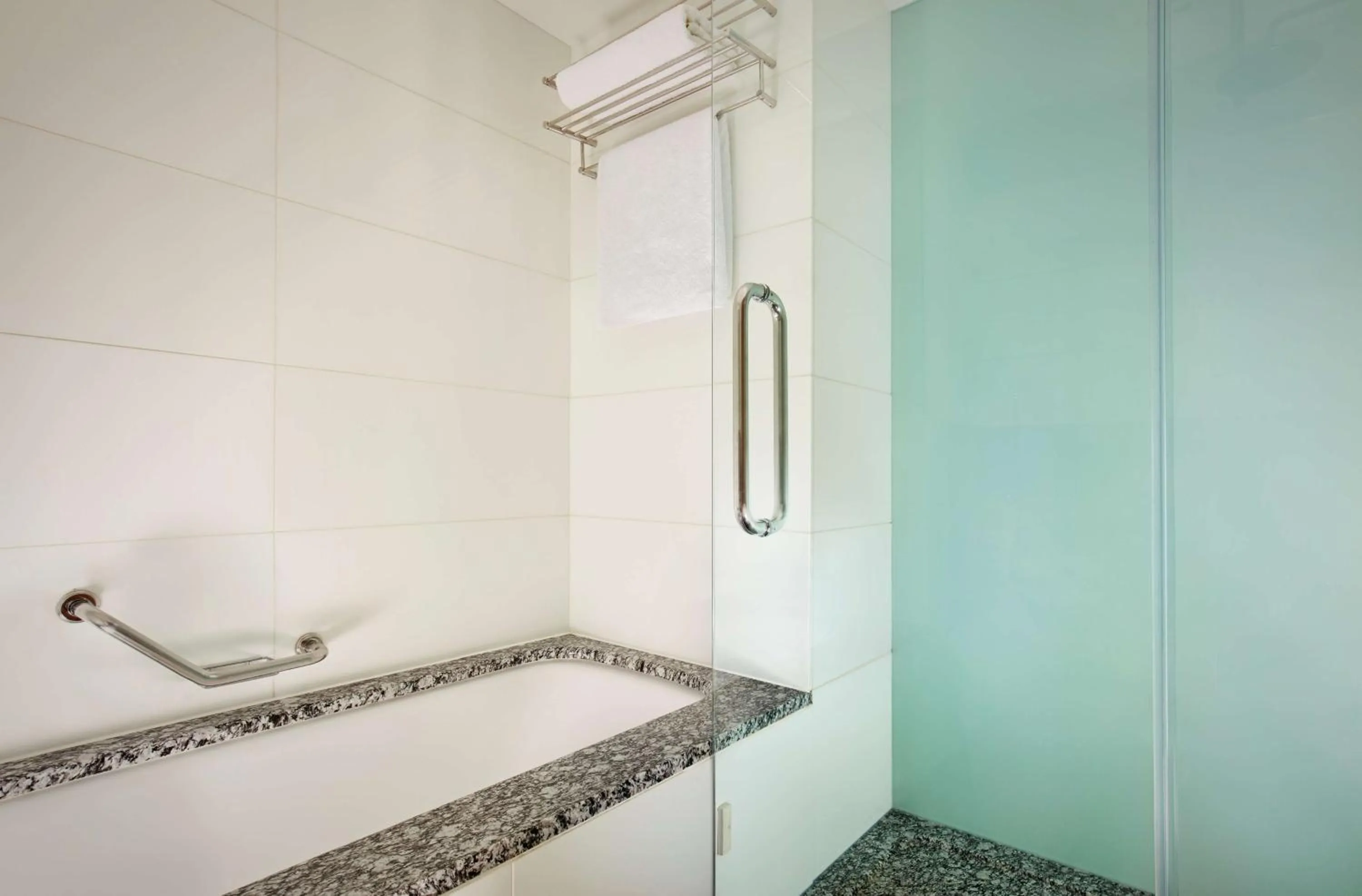 Bathroom in Park Plaza County Hall London