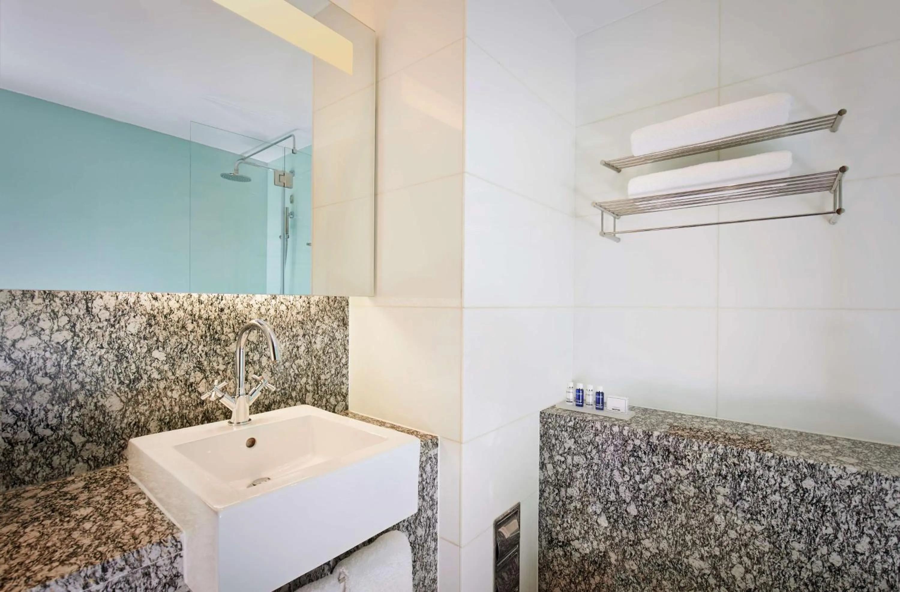 Bathroom in Park Plaza County Hall London