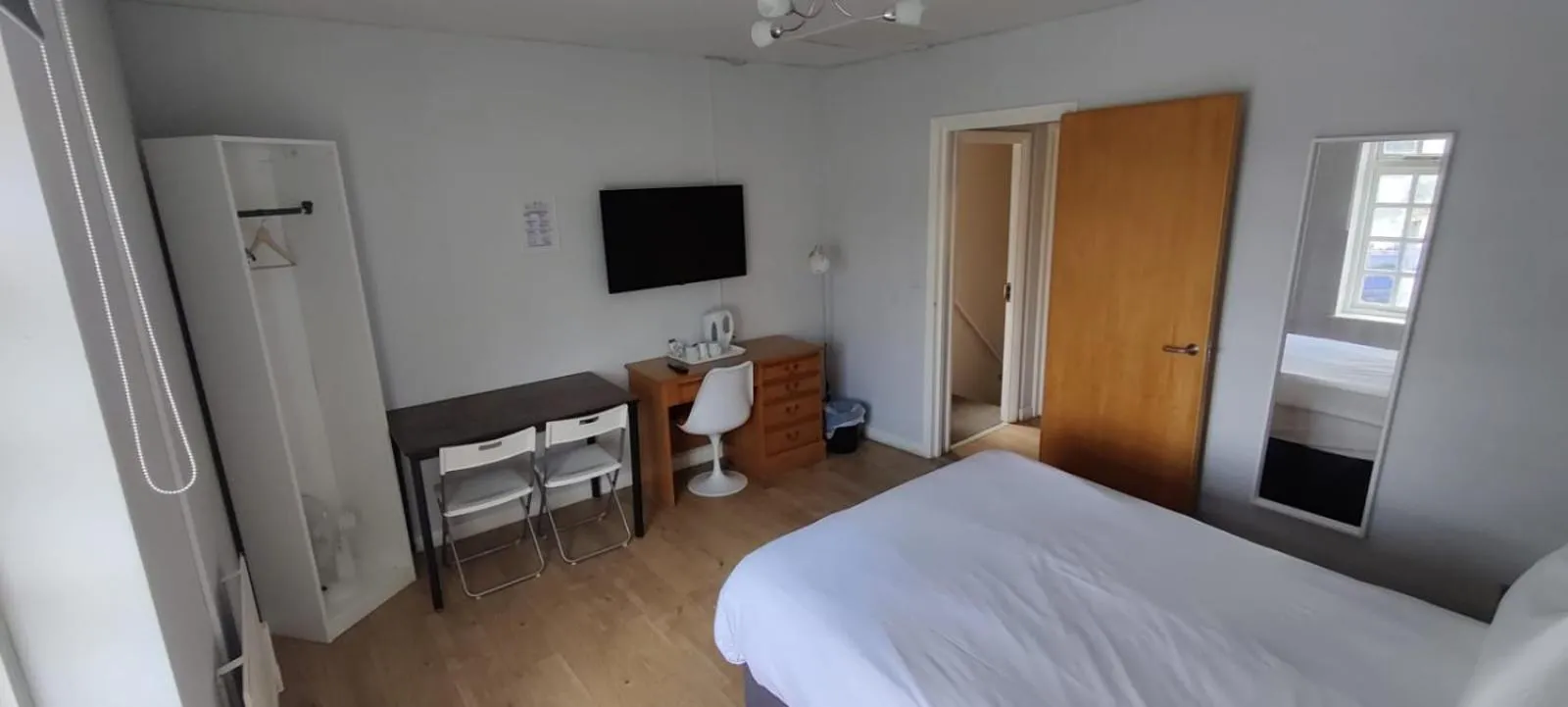 Bedroom, Bed in Royal Hotel, Bar & Grill