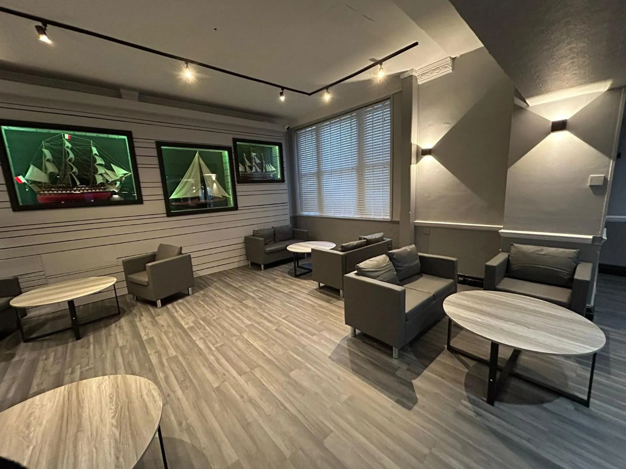 Lounge or bar in Royal Hotel, Bar & Grill