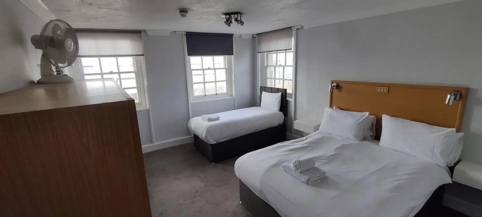 Bedroom, Bed in Royal Hotel, Bar & Grill