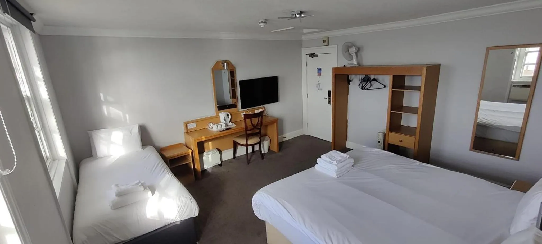 Bedroom, Bed in Royal Hotel, Bar & Grill