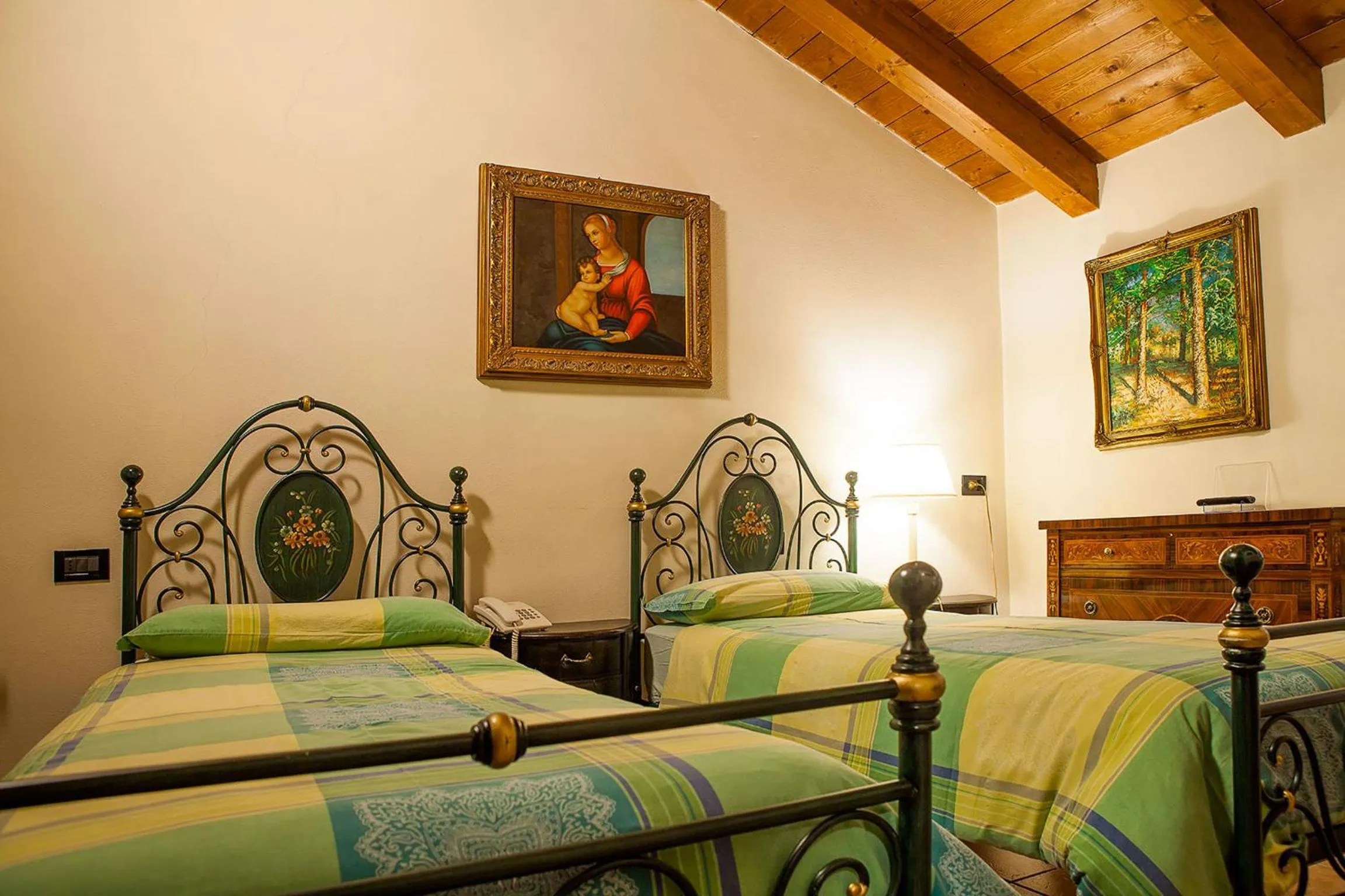 Photo of the whole room, Bed in La Baita