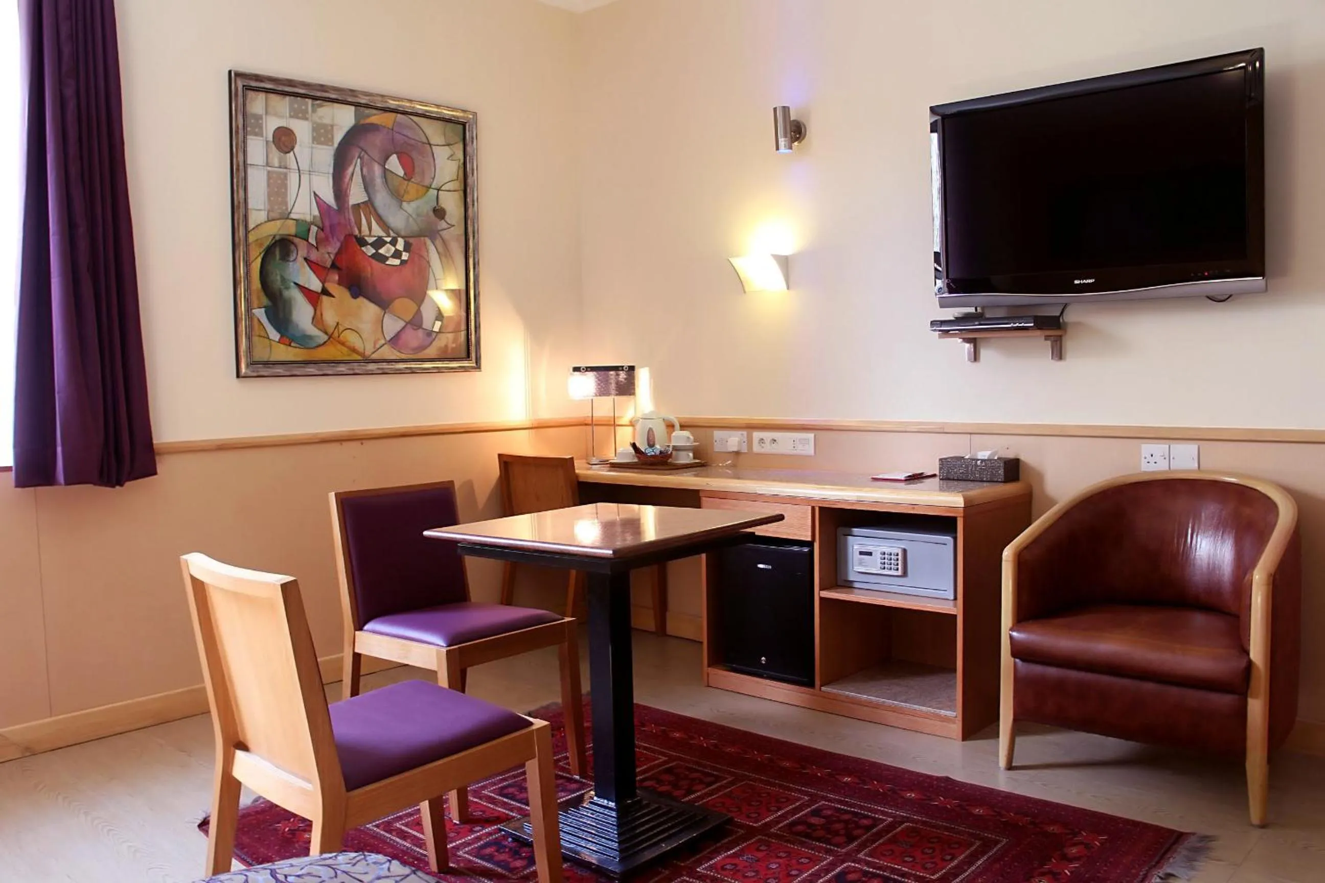 TV and multimedia in Eurotraveller Hotel - Premier - Tower Bridge