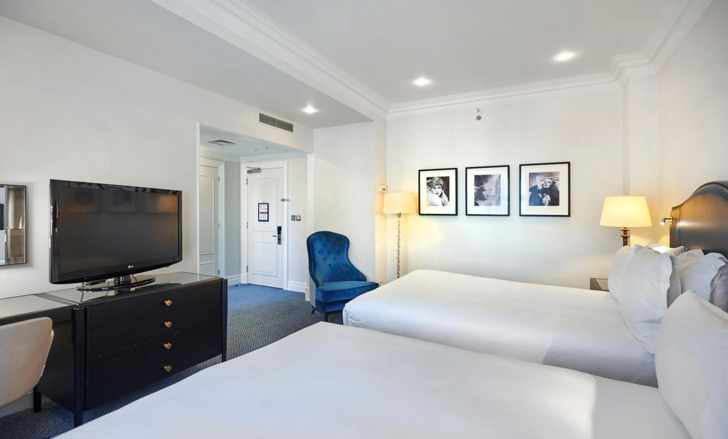 Bed in The Waldorf Hilton