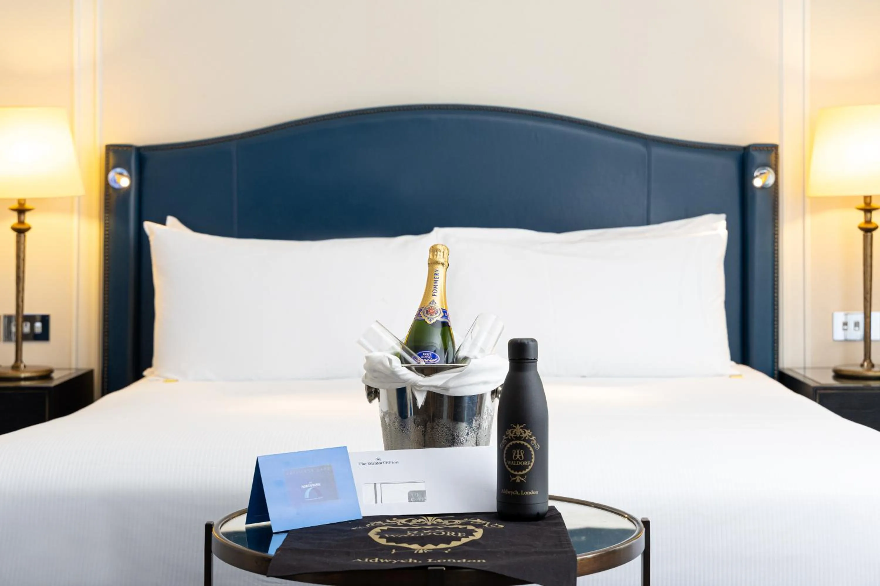 Bedroom, Bed in The Waldorf Hilton