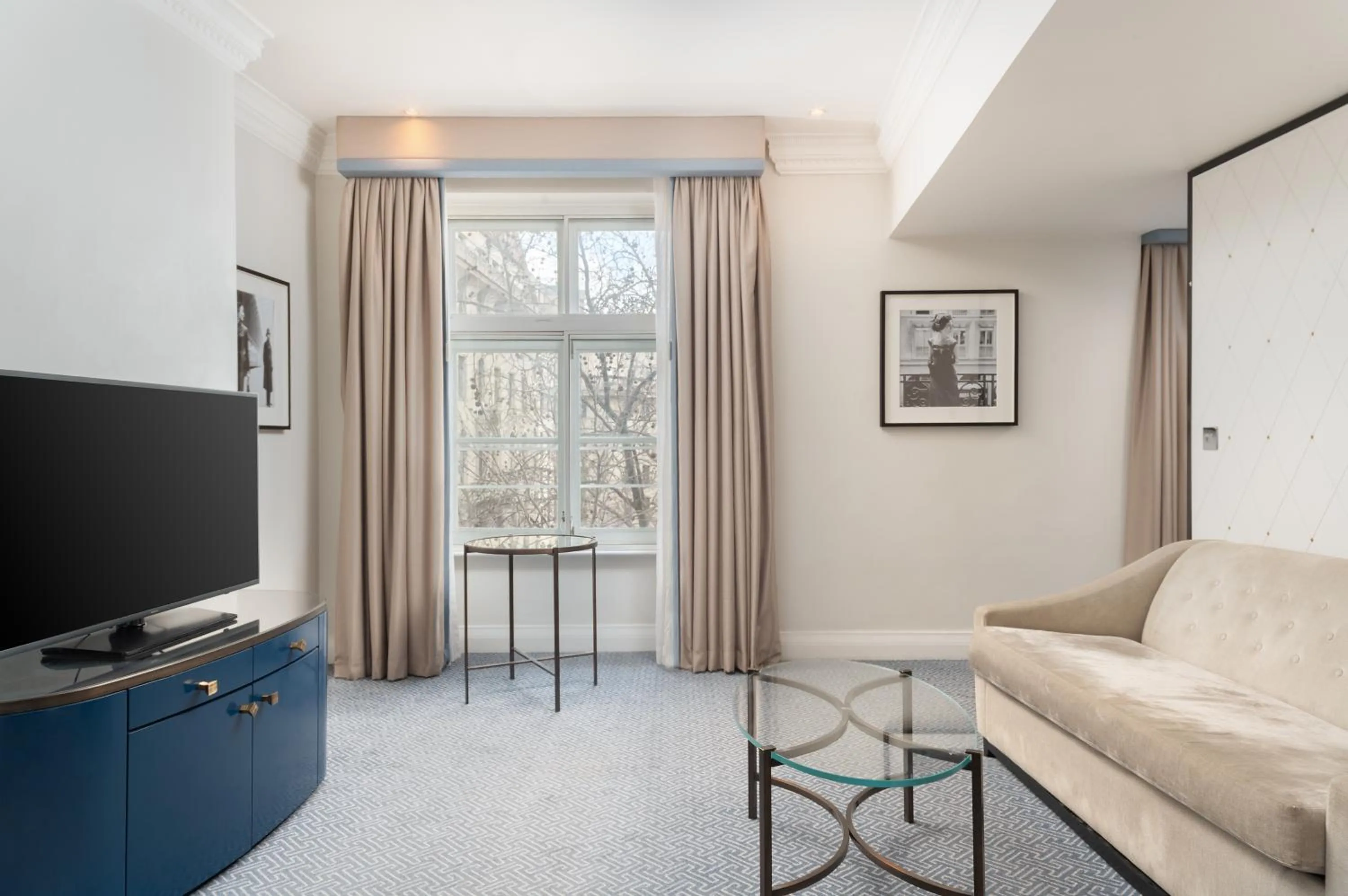 Communal lounge/ TV room in The Waldorf Hilton