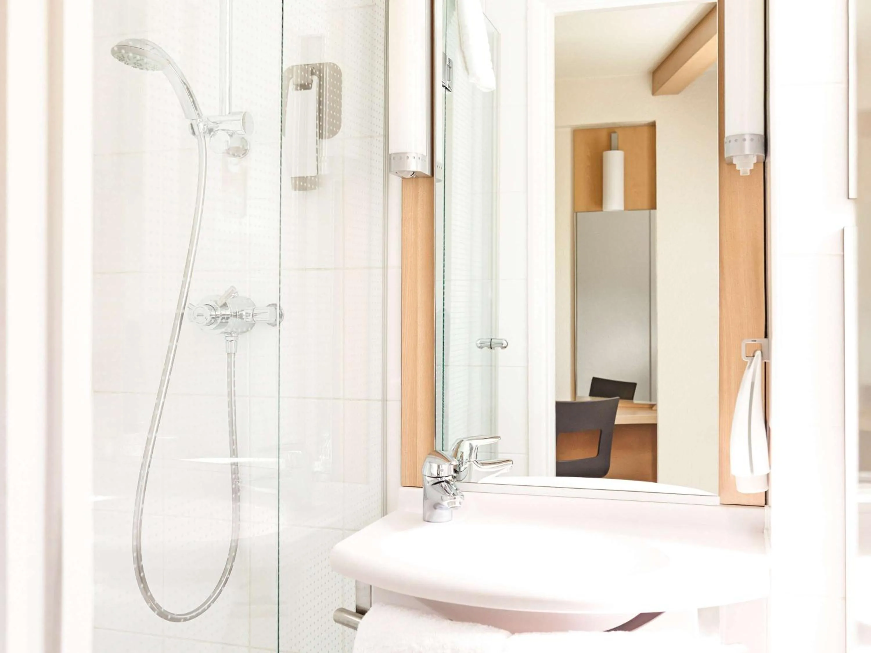 Photo of the whole room in ibis Birmingham Centre New Street Station Hotel