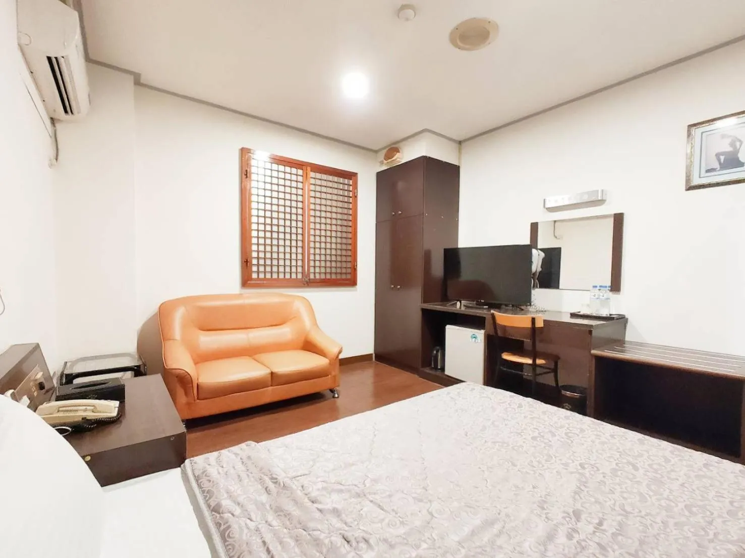 Photo of the whole room, Bed in Royal Business Hotel