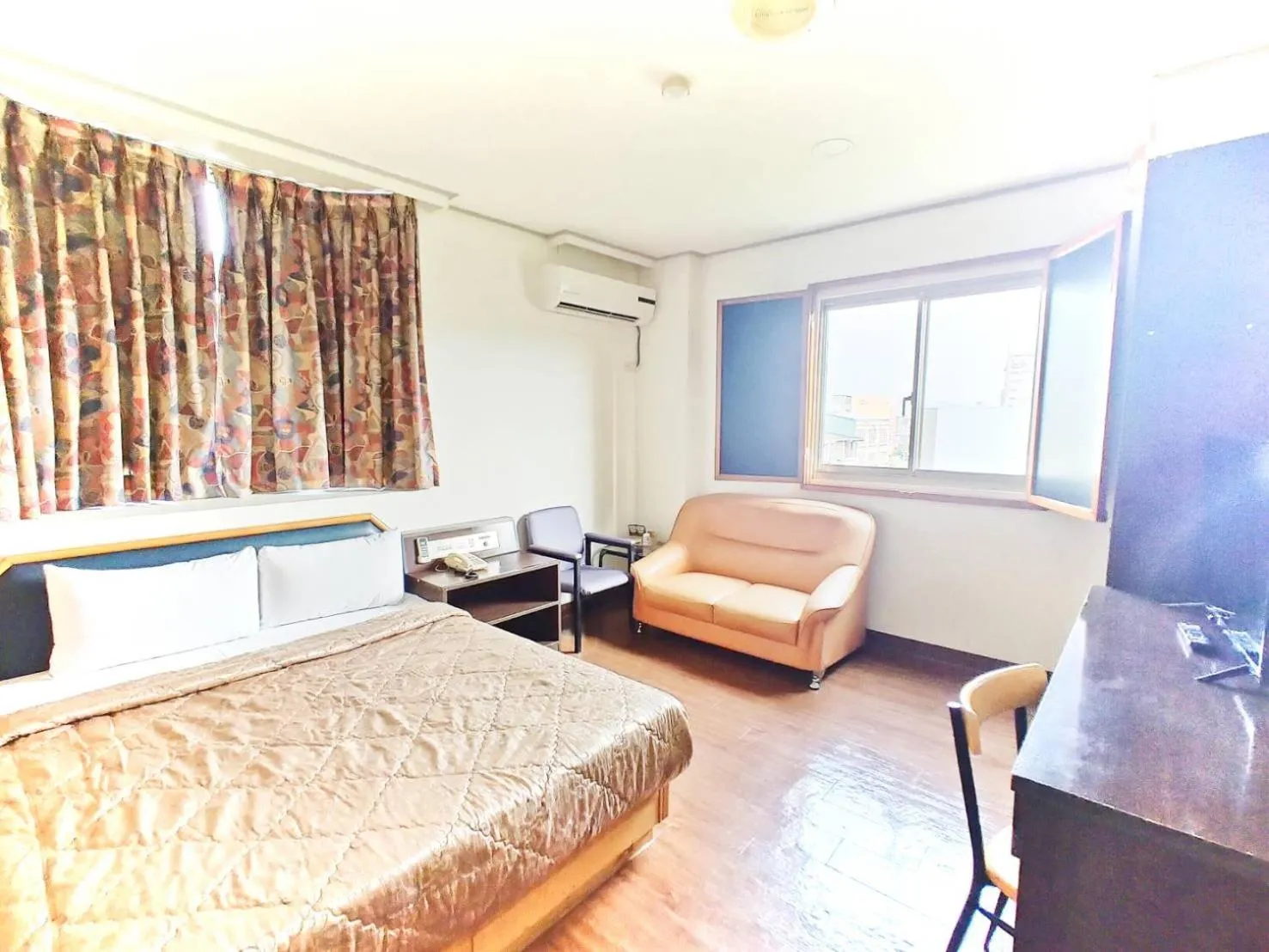 Photo of the whole room, Bed in Royal Business Hotel