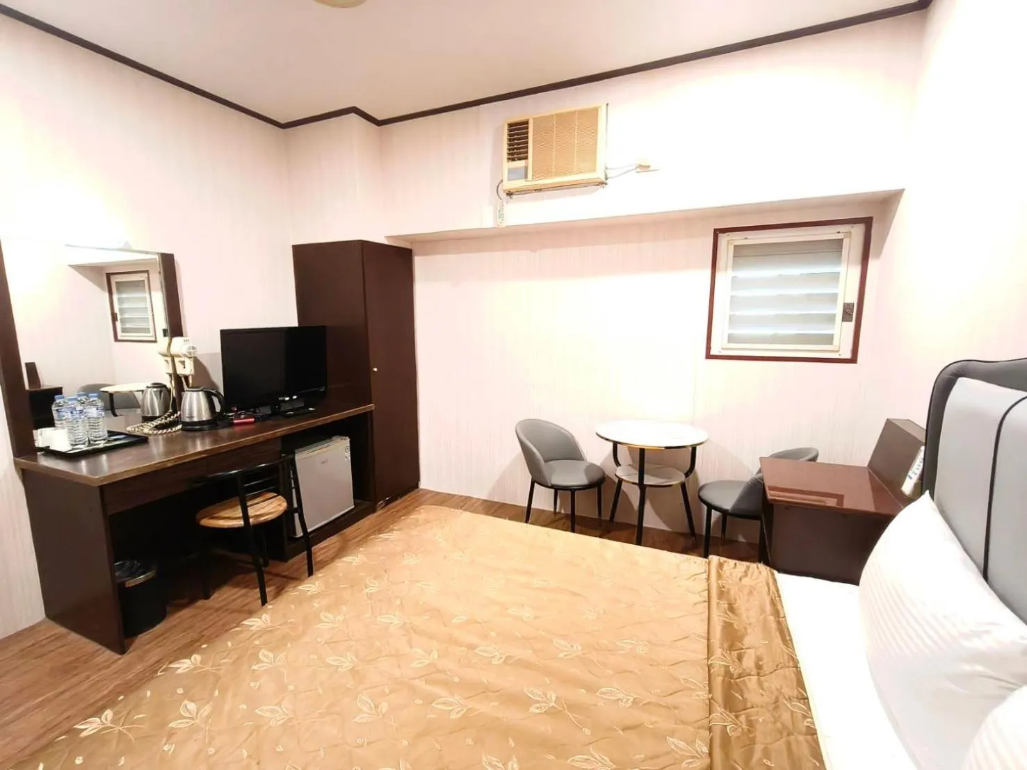 Photo of the whole room in Royal Business Hotel