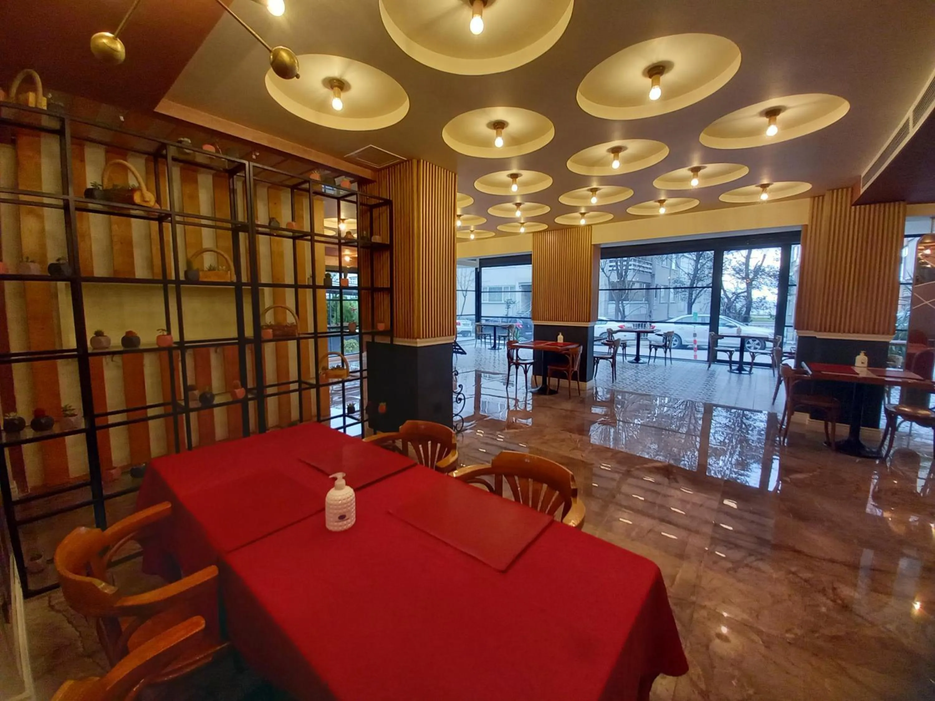 Restaurant/places to eat in Bakirkoy Tashan Business & Airport Hotel
