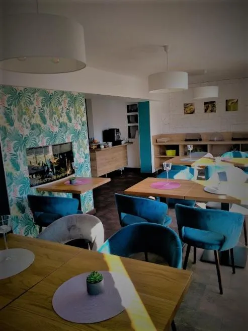 Restaurant/places to eat in RJ Hotel